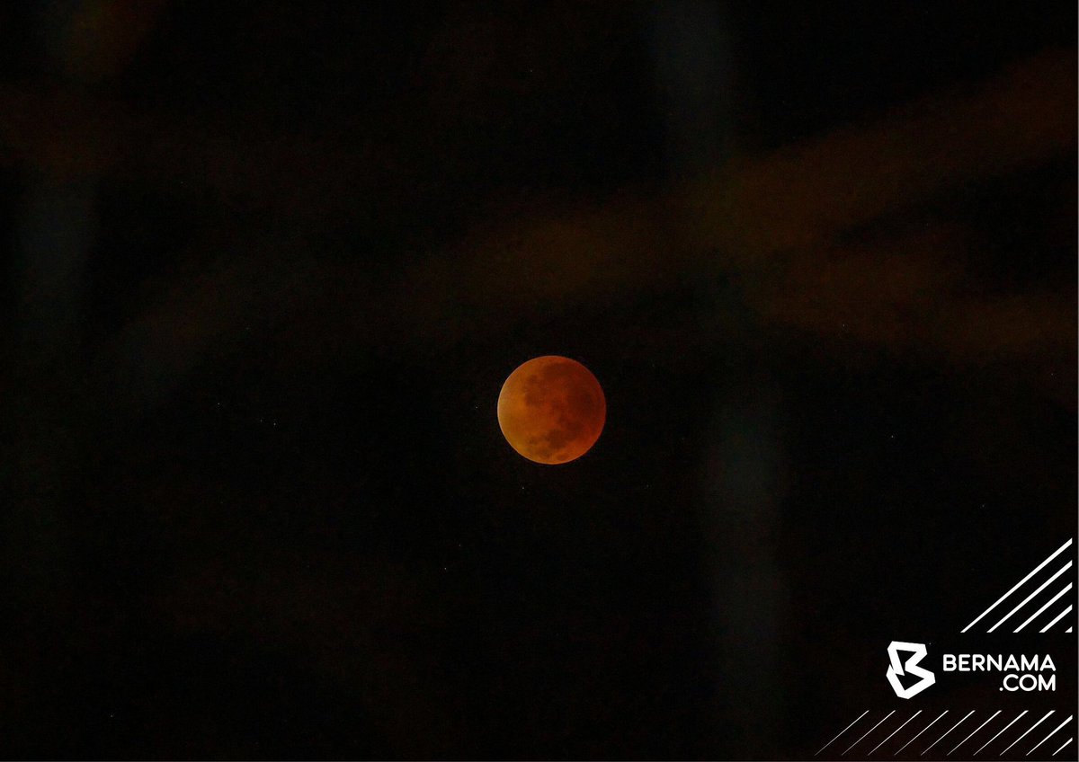 bernamadotcom's tweet photo. Fenomena gerhana bulan penuh atau dikenali sebagai Blood Moon berjaya dirakam awal pagi tadi, memperlihatkan keindahan langit malam yang jarang dapat disaksikan di Pontian, Johor.

Gerhana bulan berlaku apabila bumi berada pada kedudukan di antara matahari dan bulan, menyebabkan bayang-bayang bumi menutupi bulan.

Ketika gerhana bulan penuh, bulan akan kelihatan berwarna merah atau jingga disebabkan pembiasan cahaya matahari oleh atmosfera bumi.

📸 Hazrol Zainal | BERNAMA

#BernamaNews 
#BernamaImages 
#Gerhanabulan 
#BloodMoon 
#Pontian #Johor