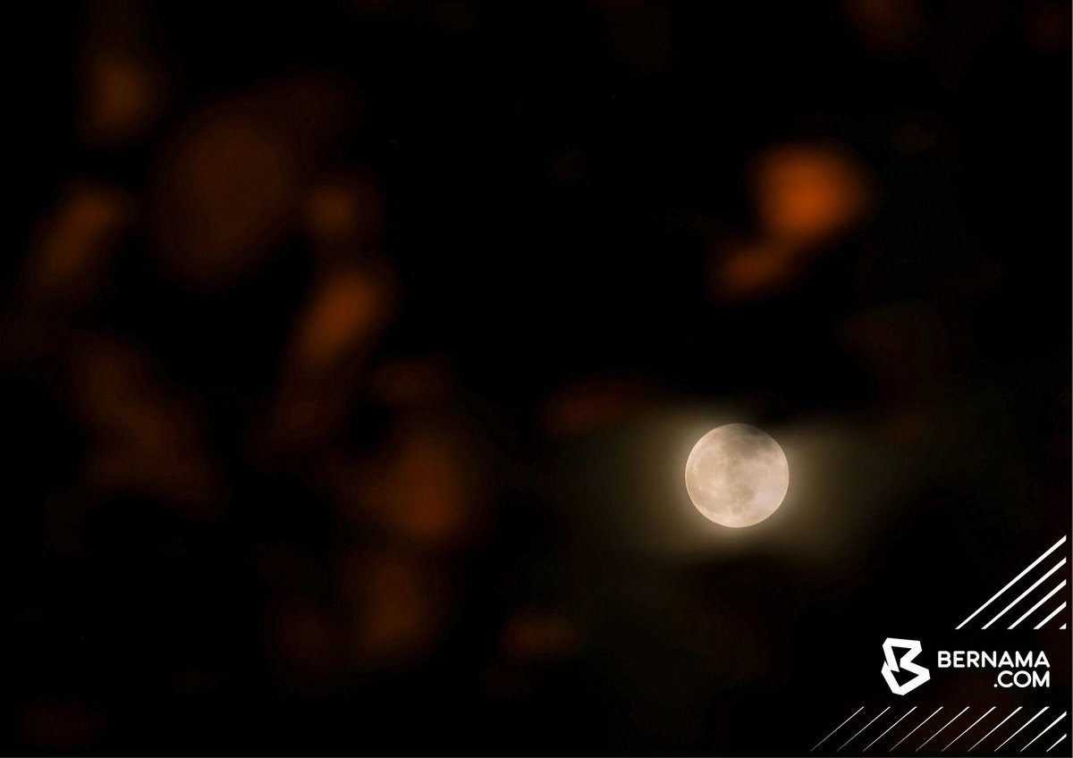 Fenomena gerhana bulan penuh atau dikenali sebagai Blood Moon berjaya dirakam awal pagi tadi, memperlihatkan keindahan langit malam yang jarang dapat disaksikan di Pontian, Johor.

Gerhana bulan berlaku apabila bumi berada pada kedudukan di antara matahari dan bulan, menyebabkan