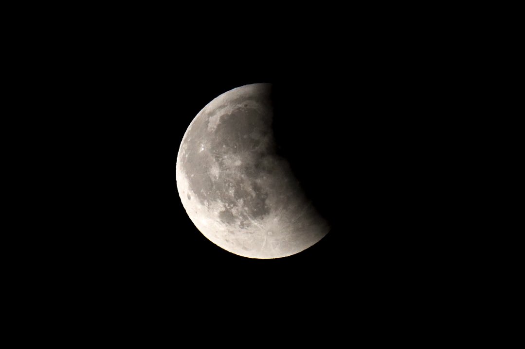 YvetteLouise_'s tweet image. Latter part of the total lunar eclipse today. 🌙 

#eclipse #lunaeclipse