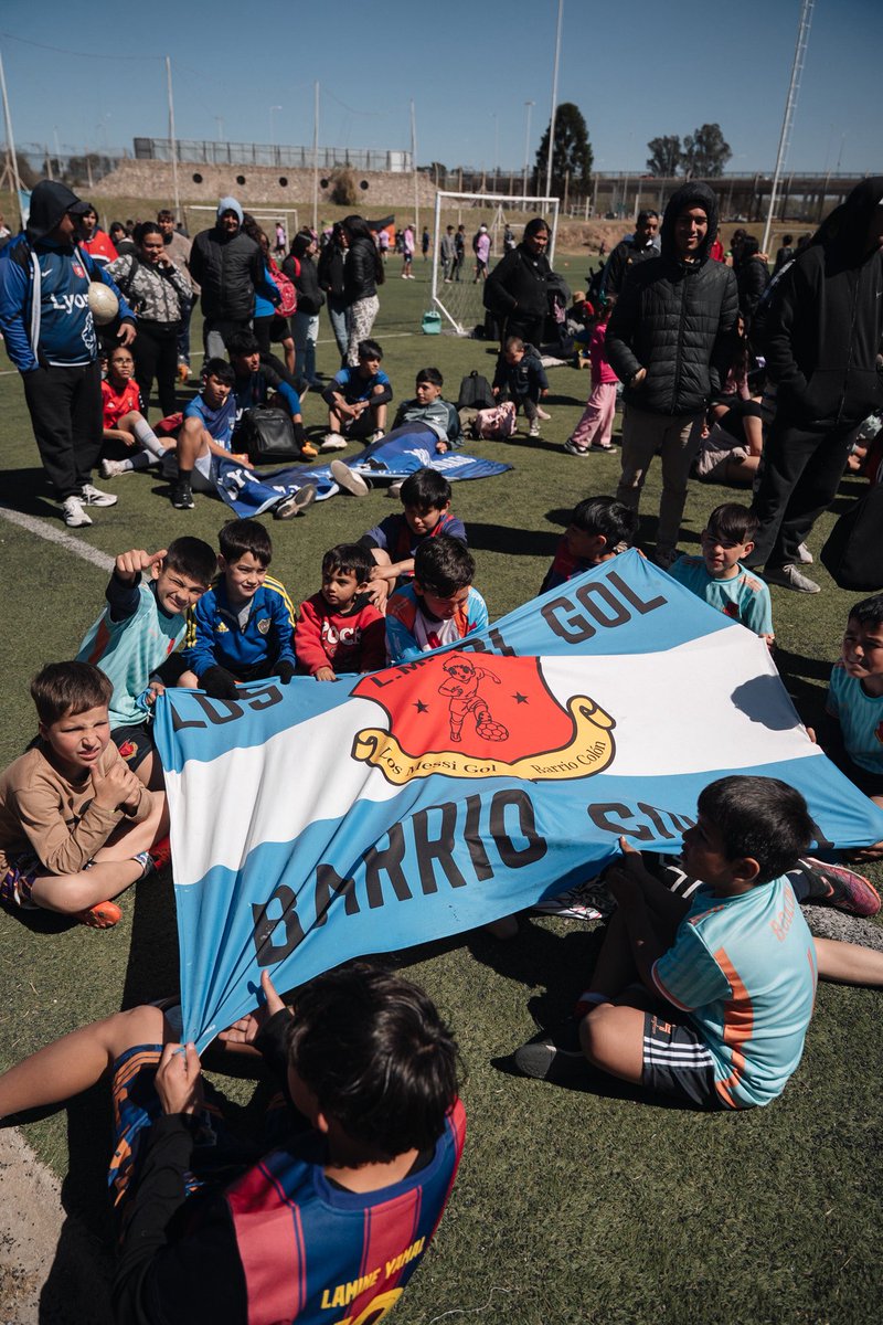 El deporte nos encuentra. ⚽️🫶🏻Compartimos una tarde preciosa con más de 700 niños y niñas que dan vida todos los días a las escuelitas barriales. Y junto a sus familias, que siempre acompañan y fortalecen los buenos valores para sus hijos. #ConsejosBarriales