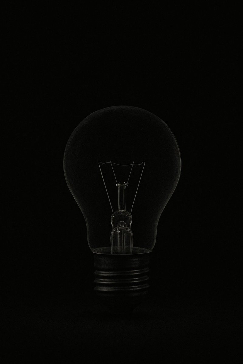 حين انطفأ المصباح، استيقظت العتمةُ ساطعة.