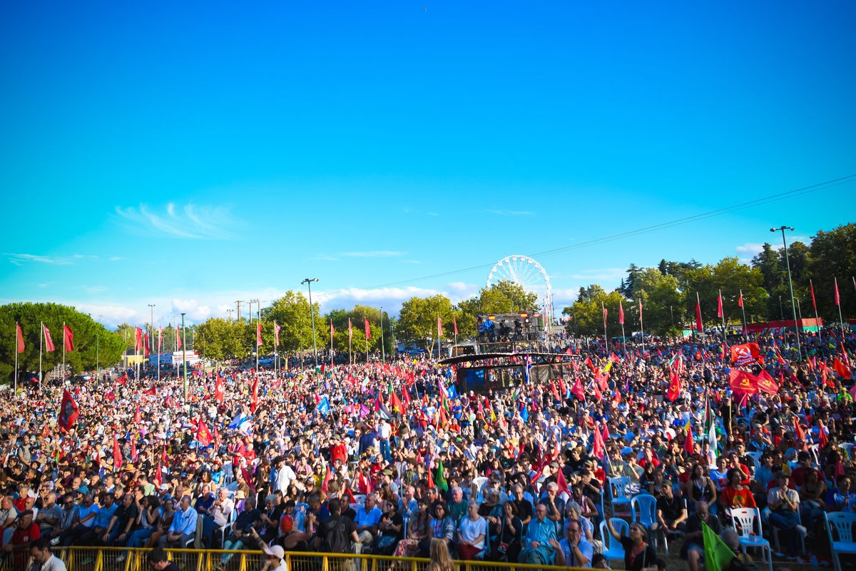 📸✨ O Comício da Festa do Avante! foi um mar de confiança, alegria e determinação.

✊ Milhares de vozes afirmaram a luta por salários dignos, direitos, paz e um Portugal soberano e justo.

🌍 Entre a solidariedade internacionalista, a força da juventude e a energia do povo,