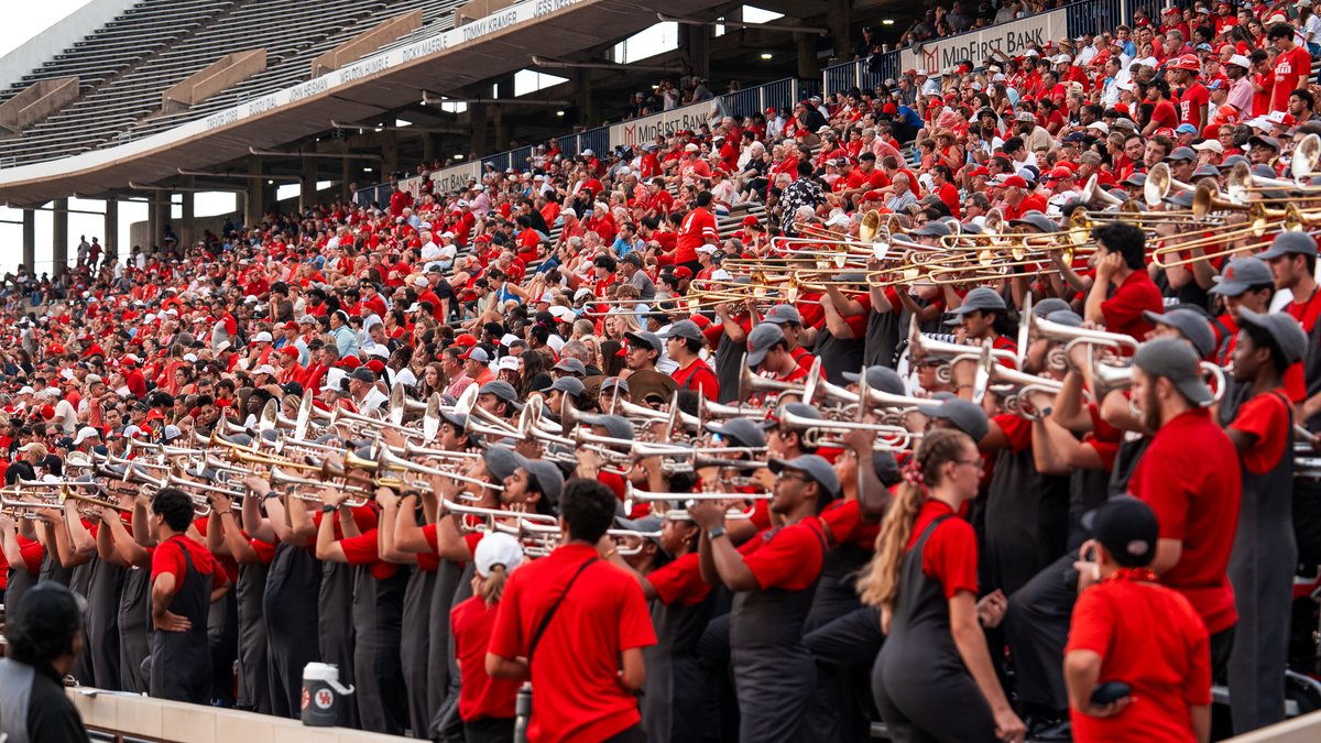 UHCougars's tweet image. Y'all brought the JUICE last night!

Make sure we PACK TDECU Friday night.

We need YOU Cougar Nation!

🎟️ uh.evenue.net/event/F25/F02