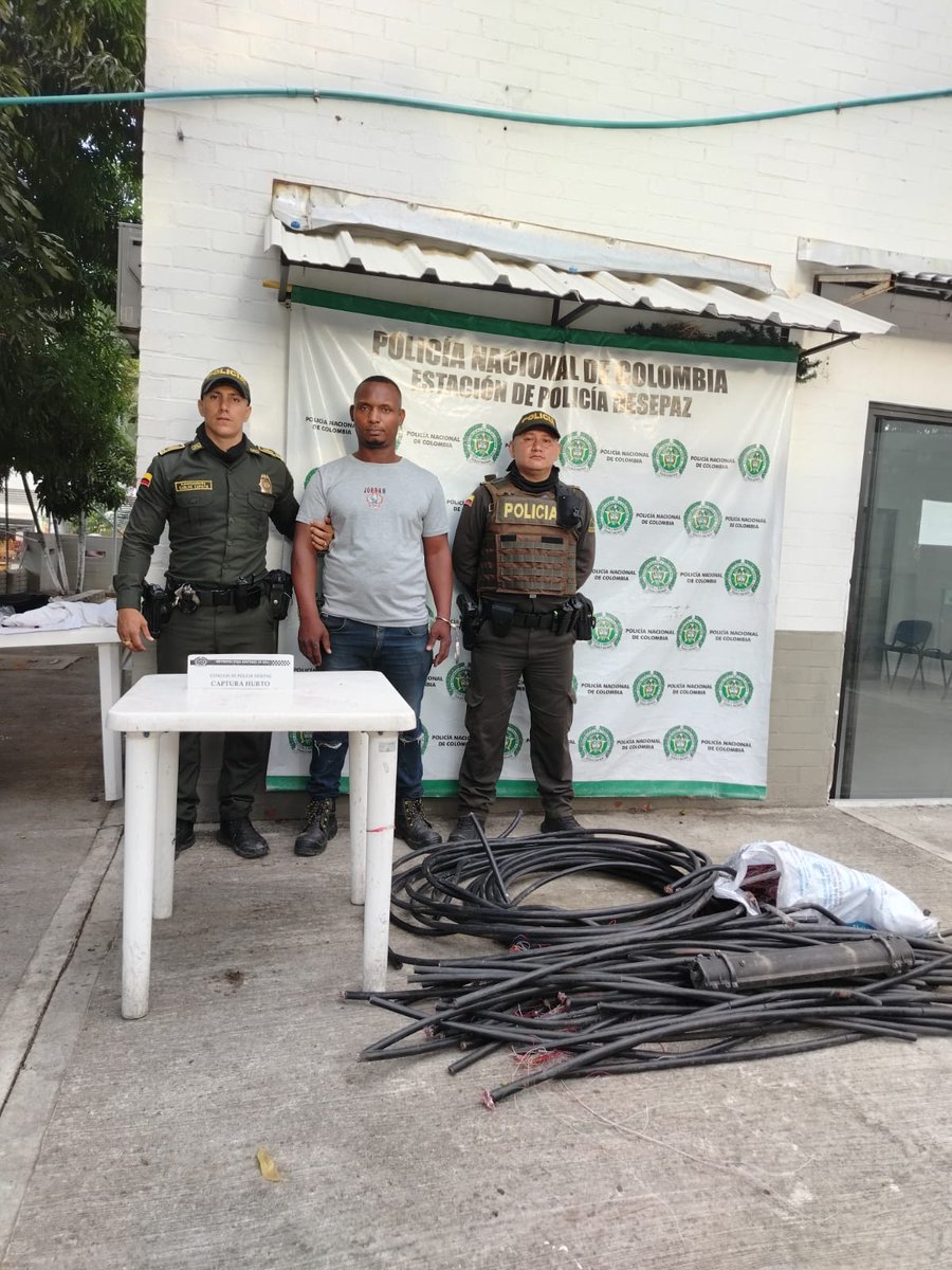 comgeser's tweet image. La @PoliciaCali  y Unidad de seguridad de  @EMCALIoficial  captura  individuo que presuntamente hurtaba infraestructura de servicios  públicos de la @AlcaldiaDeCali , el cual fue puesto a disposición de la fiscalía .Caso en Desarrollo.@SeguridadCali @JGarciaG1 @Seguridad_Atlas
