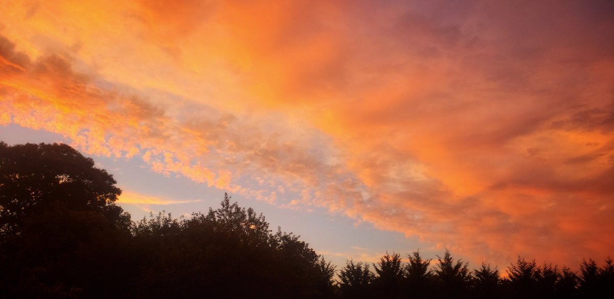 Bonfire in the sky to end the rainy weekend! 
<a href="/DiscoverLINY/">Discover Long Island</a> <a href="/longislandpatch/">Long Island Patch</a> <a href="/News12Weather/">News 12 Weather</a> <a href="/GarofaloWX/">Meredith Garofalo</a> <a href="/LorinOnTV/">Lorin Richardson</a> <a href="/SamanthaAugeri/">Samantha Augeri</a> <a href="/AddisonGreenWX/">Addison Green</a> <a href="/StormHour/">#StormHour</a> <a href="/ThePhotoHour/">#ThePhotoHour</a> <a href="/longisland/">Long Island</a> <a href="/hoffmanrich/">RichHoffmanWeather</a> #N12stormwatchers <a href="/WeatherGeoff/">Geoff Bansen, CBM</a> <a href="/AlexCalamiaWx/">Alex Calamia ☀️</a>
