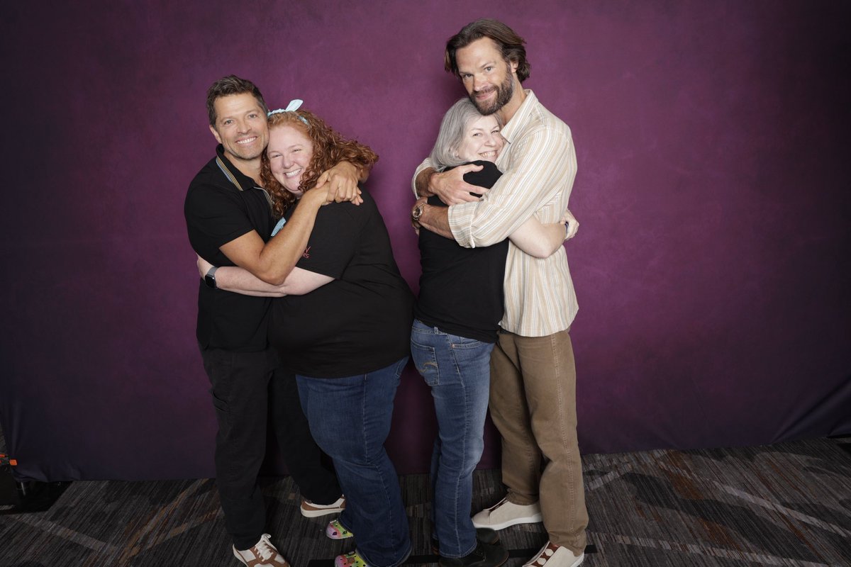 Sharla - SPN Junkie AustinCon2024ππ (@bookbosss2012) on Twitter photo SPN Con shenanigans with Jared, Misha, and <a href="/qgirll/">Mrs. QW</a>!! We tried for a decent pic, but 'Mishalecki' magic resulted in adorable squishy hugs...that's all folks!! #SPNAUS SPN Con shenanigans with Jared, Misha, and <a href="/qgirll/">Mrs. QW</a>!! We tried for a decent pic, but 'Mishalecki' magic resulted in adorable squishy hugs...that's all folks!! #SPNAUS