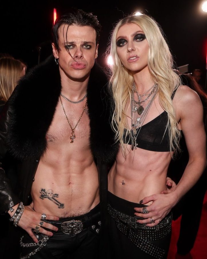 YUNGBLUD &amp; Taylor Momsen are rockin' the #VMAs. 🎸(📷: Getty)