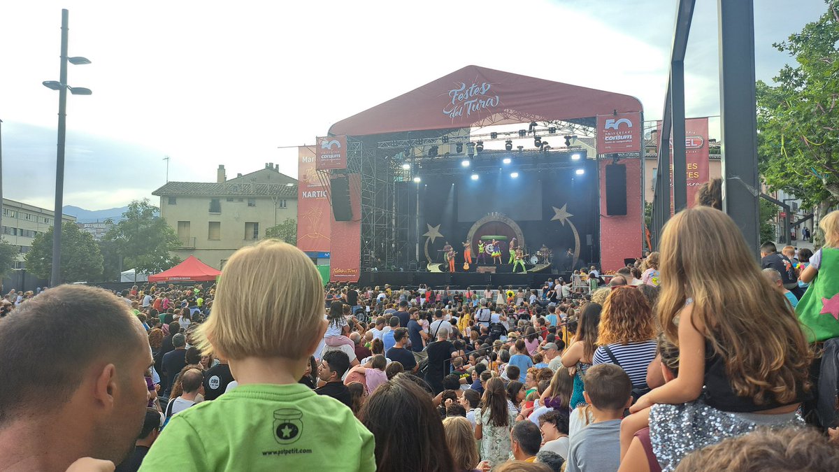 🎤 <a href="/elpotpetit/">EL POT PETIT</a> celebra 15 anys damunt dels escenaris a #Olot!

🎊🥁🎊 El Firal ha quedat petit per poder veure un dels grups més destacats de l’escena musical infantil a Catalunya. Un dels concerts més esperats de <a href="/FestesdelTura/">Festes del Tura</a>  

#FdT25 #Olot