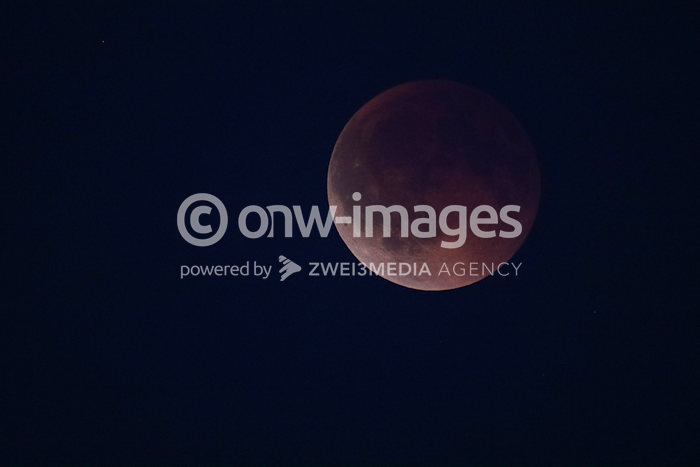 Der Mond befindet sich im Schatten der Erde. Durch die Erdatmosphäre erscheint er in rötlich-braunen Farbtönen über Stuttgart. 

© onw-images / Alexander Wolf  ++ 07.09.2025