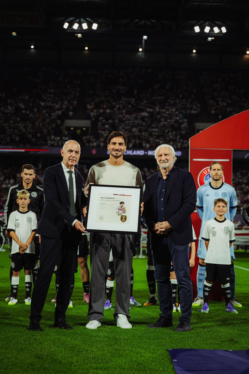 DANKE MATS ❤️‍🔥🙏 Gratulation zu einer großartigen Karriere! ✨👏

#GERNIR #dfbteam 
📸 DFB/Philipp Reinhard