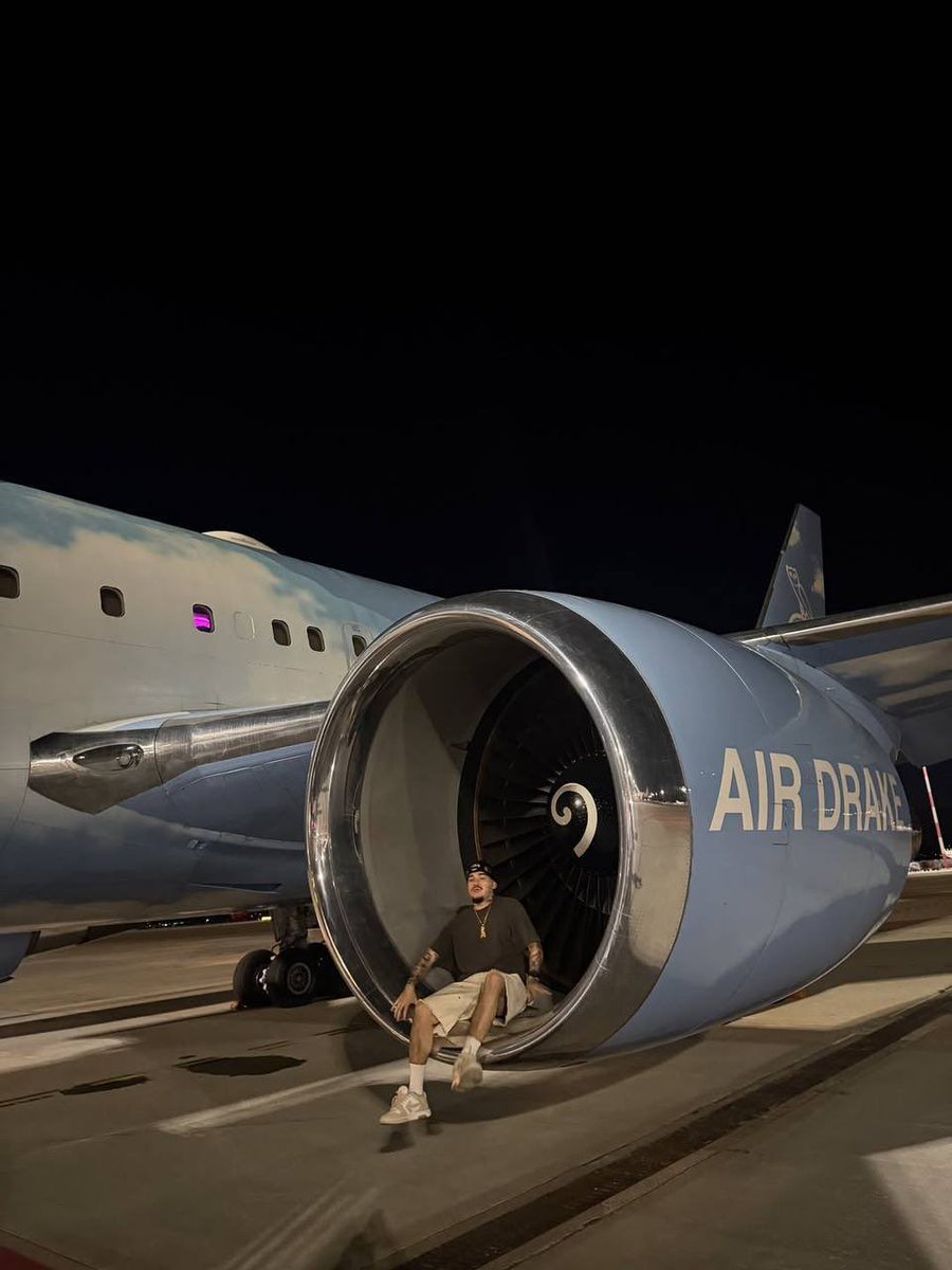 AlbumTalksHQ's tweet photo. Air Drake ✈️ https://t.co/4JAjuJPm2m