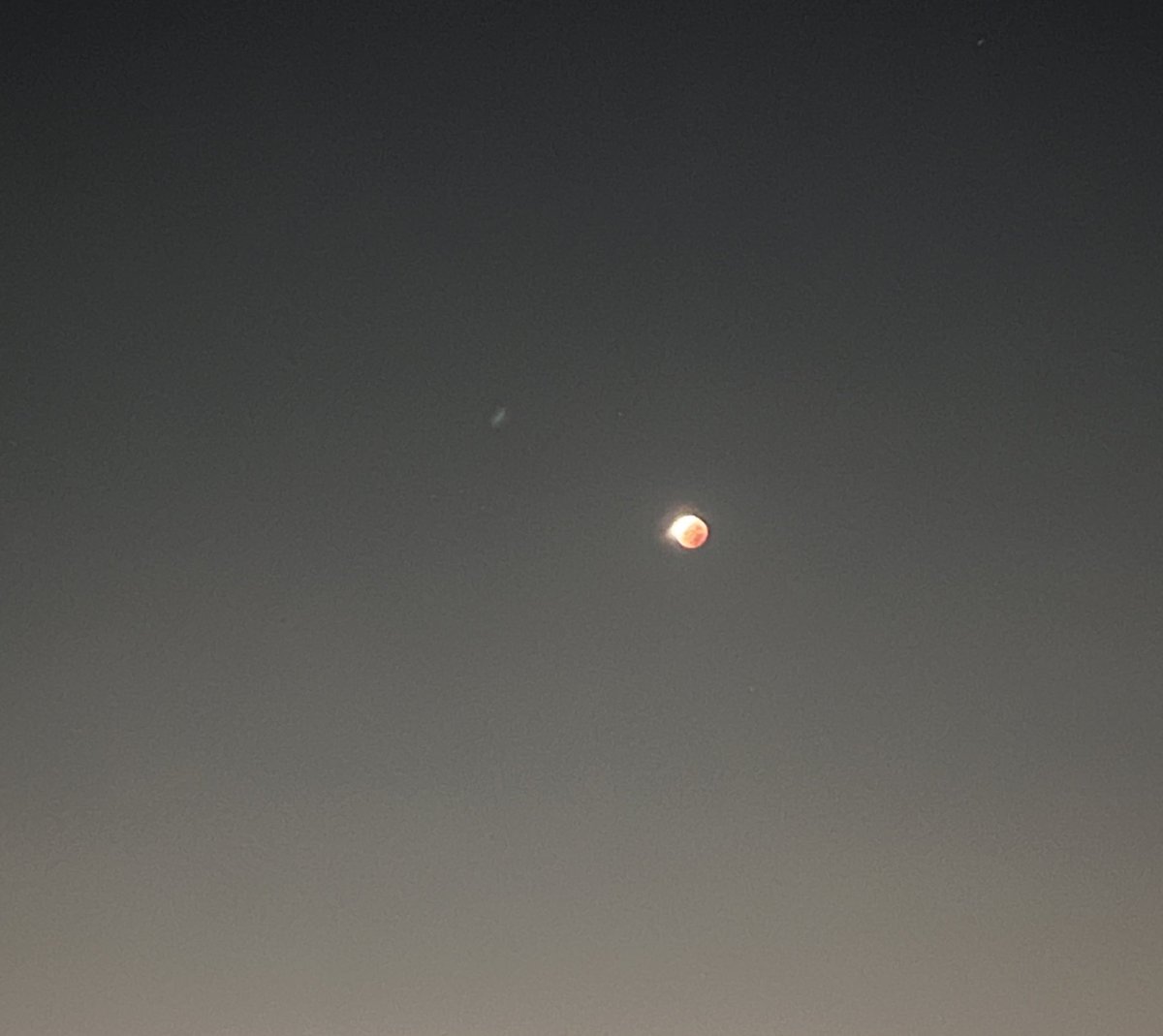 皆既月食だってさ
さっき知りましたw

全然上手く撮れない😭
 #皆既月食2025