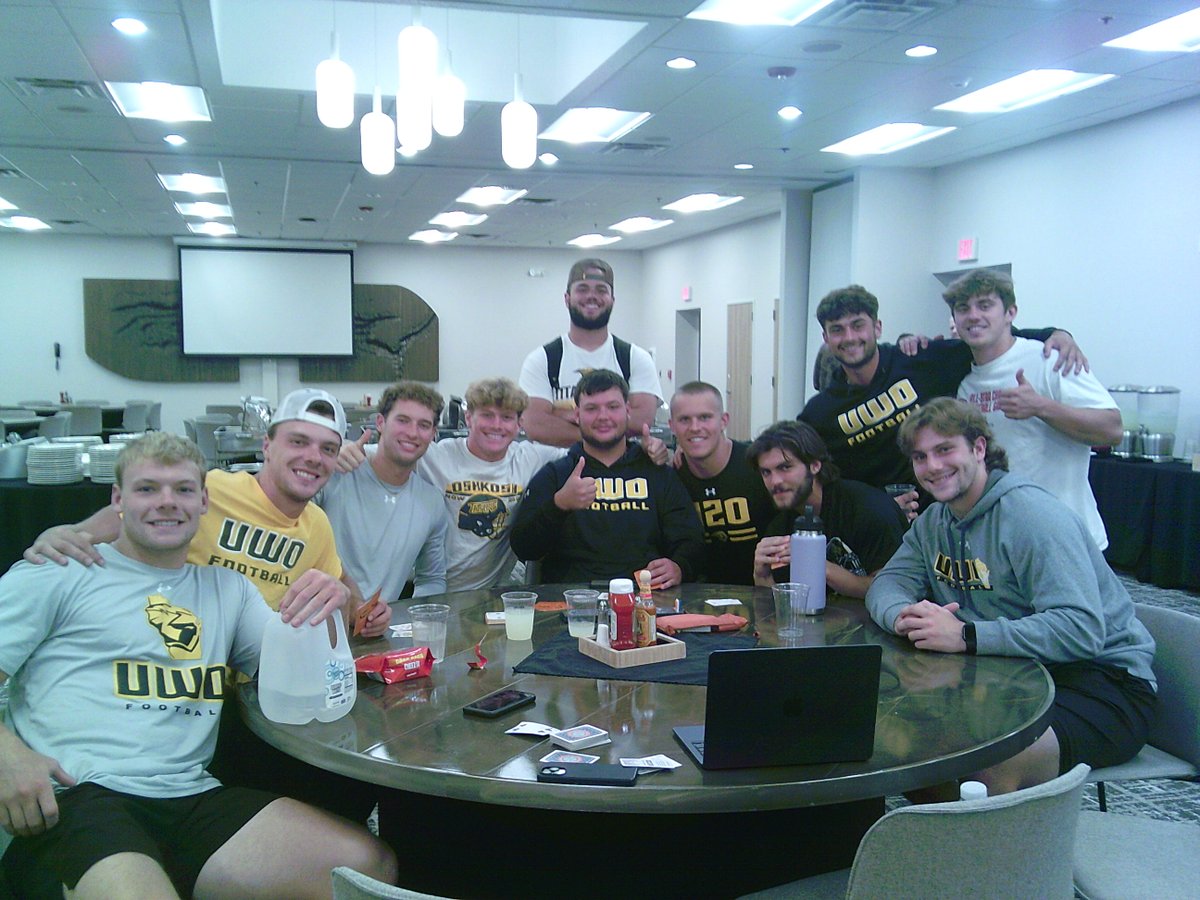 UWOFootball's tweet image. Last day in Portland 📍

A hotel full of Titans — 1,700 miles from home.

Blurry old digital camera 🤝 life memories.

#NOW | #GoldStandard