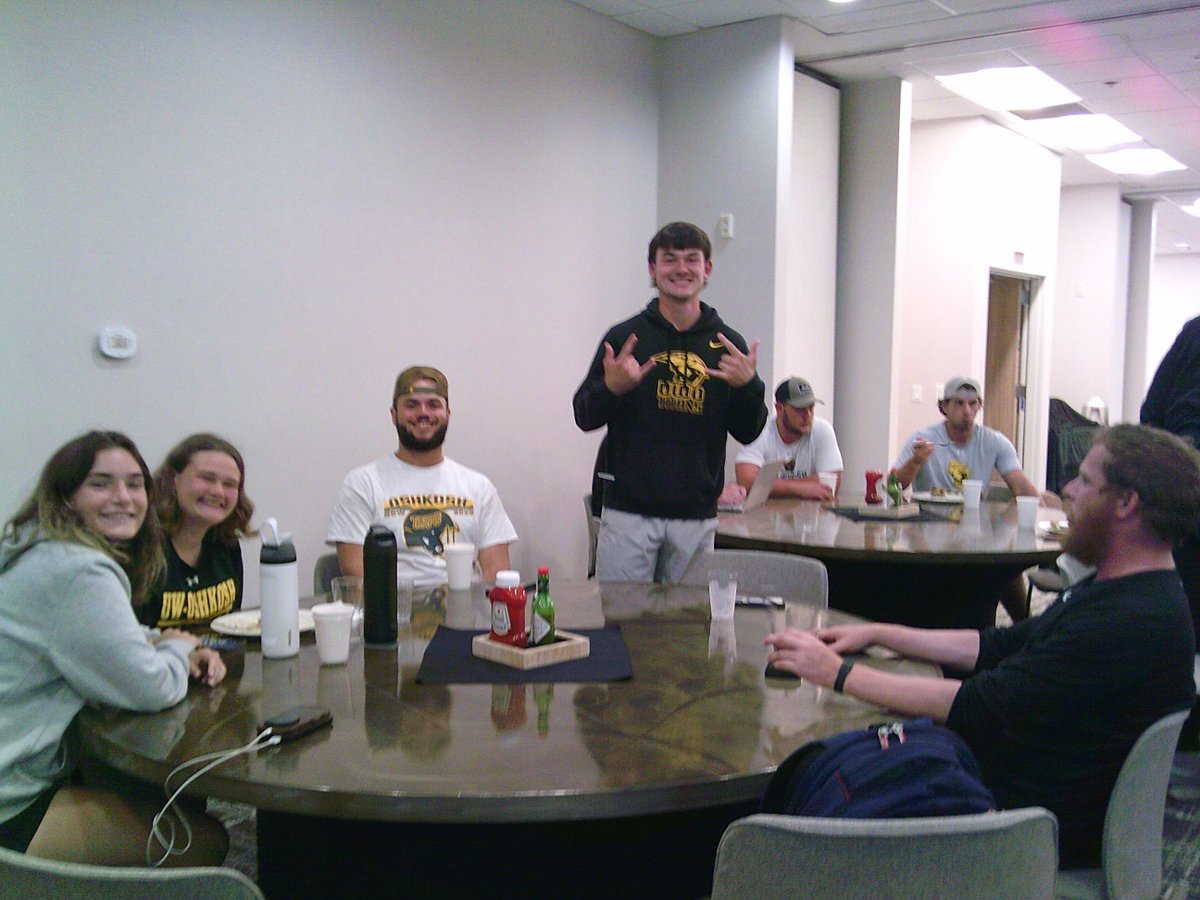 UWOFootball's tweet image. Last day in Portland 📍

A hotel full of Titans — 1,700 miles from home.

Blurry old digital camera 🤝 life memories.

#NOW | #GoldStandard