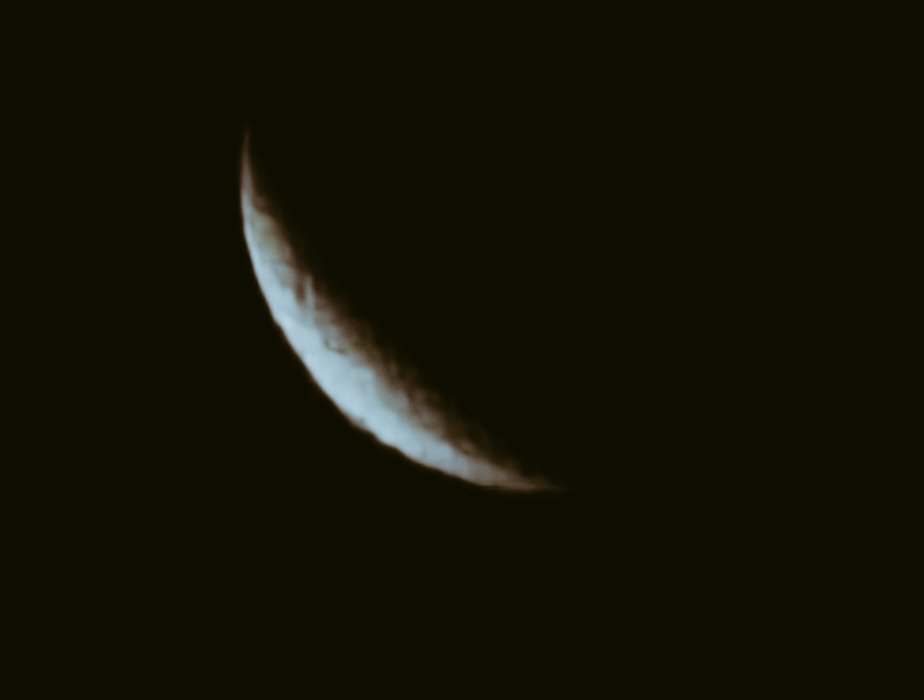 Lunar eclipse in #Daraya, most of the men of the city are in the mosques at this moment.

{ وَمَا نُرۡسِلُ بِٱلۡـَٔایَـٰتِ إِلَّا تَخۡوِیفࣰا }
#خسوف_القمر 
#داريا