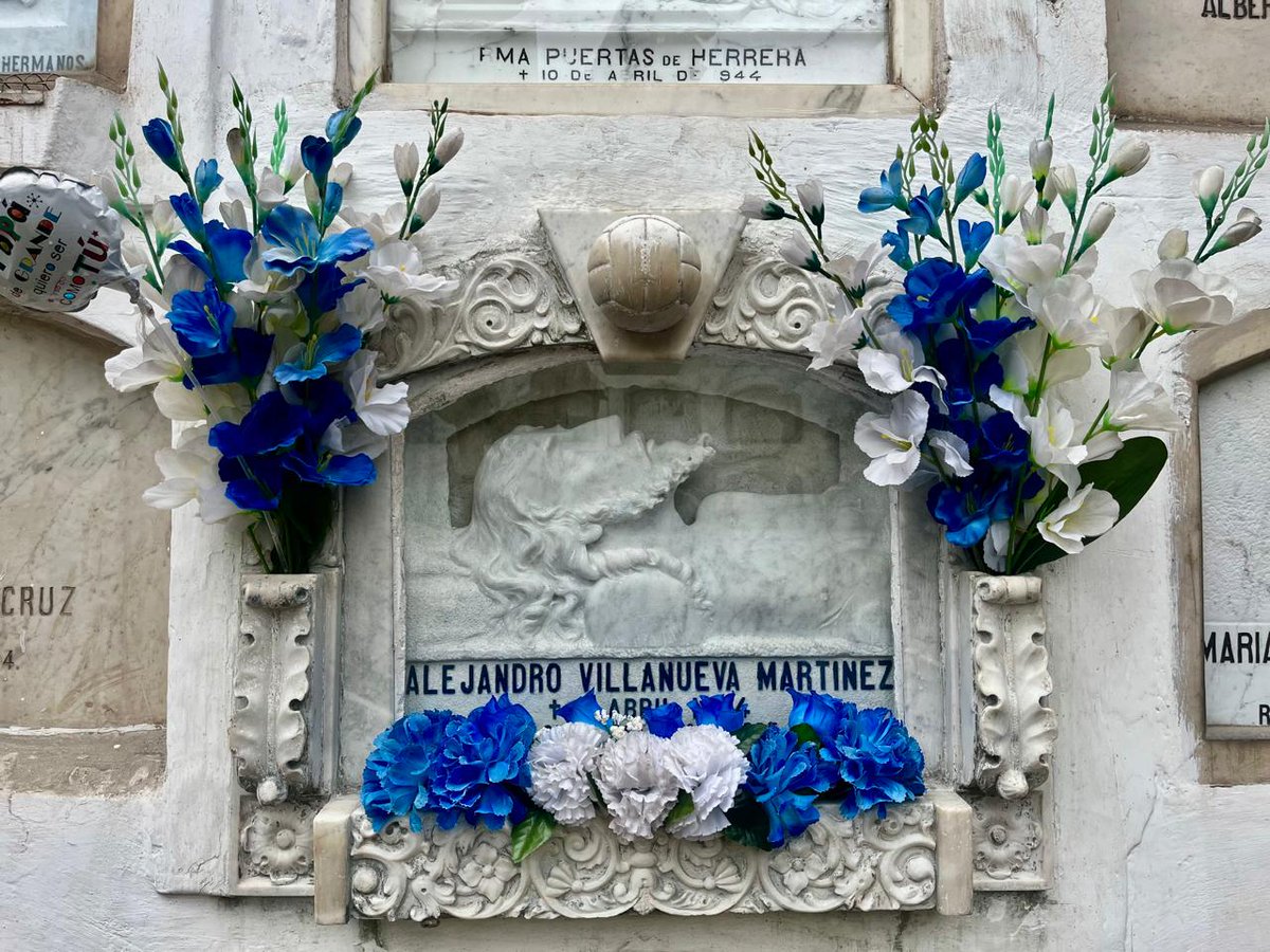 alejvillanueva9's tweet photo. Hoy en esta tercera fecha de visita de limpieza a los nichos de nuestros ídolos eternos, hoy tocó hacerlo con el del máximo ídolo histórico del @ClubALoficial, don Alejandro Villanueva. Lastimosamente el trabajo en su lápida está mal hecho. Esperamos que se corrija de inmediato. https://t.co/1fsAFJMLwJ