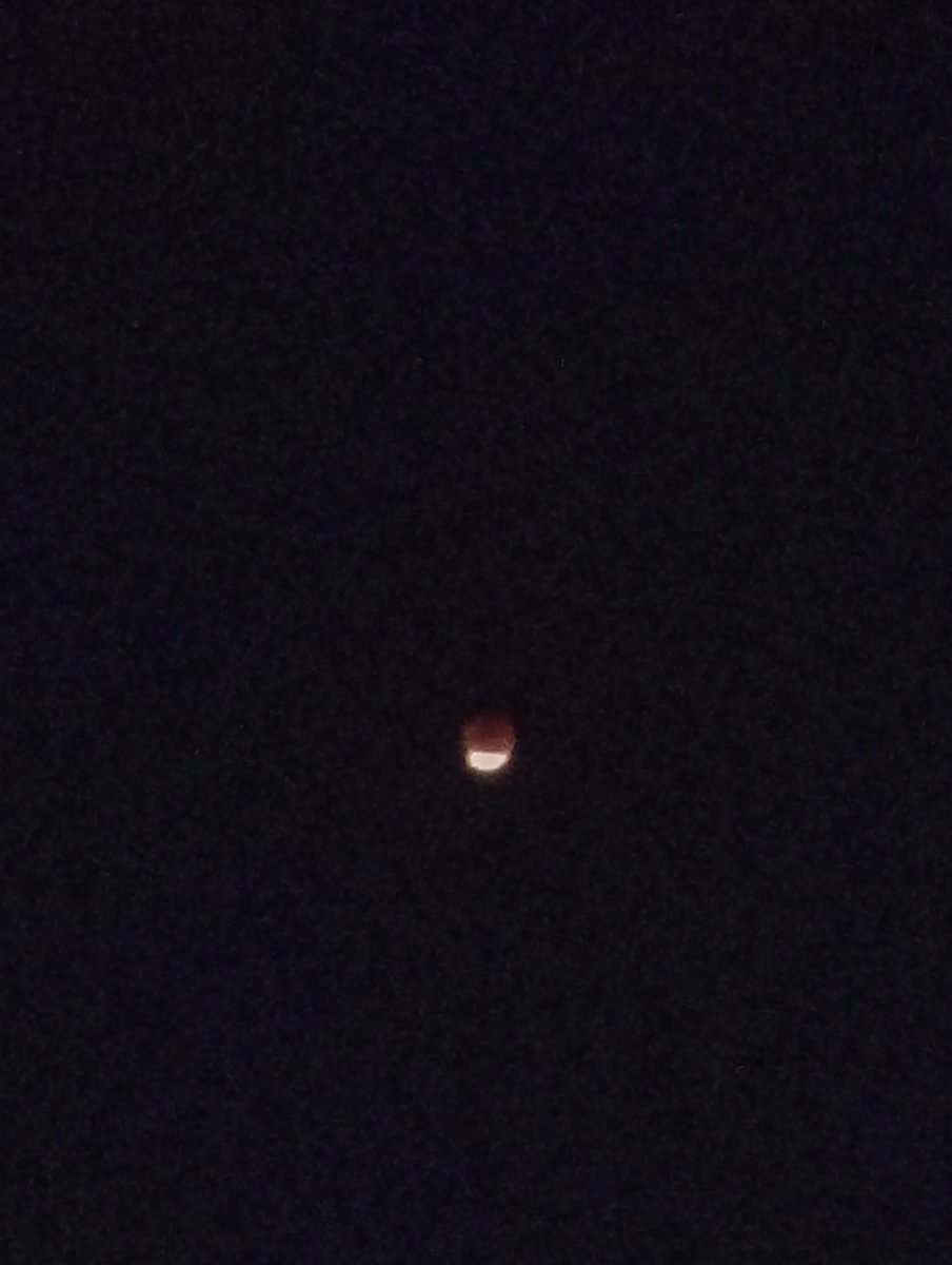 LoveWithPi's tweet image. Poor phone camera but still caught it. #BloodMoon #Nigeria #September7 #EclipseLunar #Eclipse2025 #Eclipse