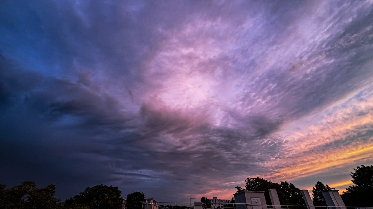À défaut de voir la #Eclipse2025 elle aura permis un beau ciel ce soir à #longjumeau