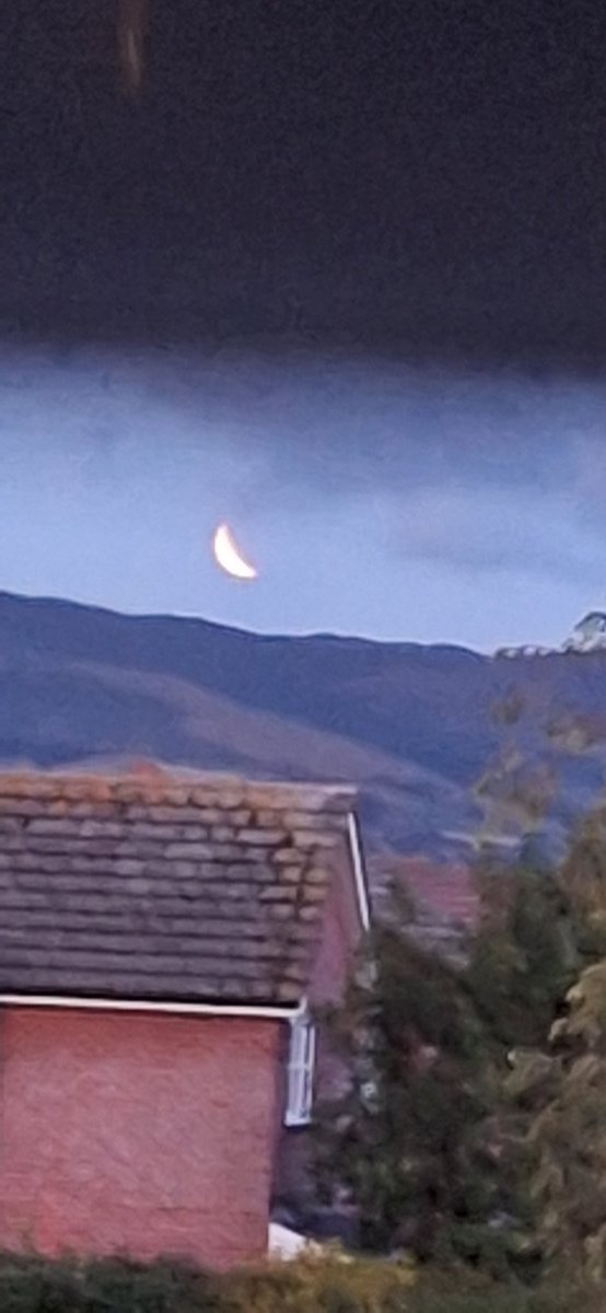GavinEvs's tweet image. &quot; once upon a time i was falling apart &quot; #SolarEclipse