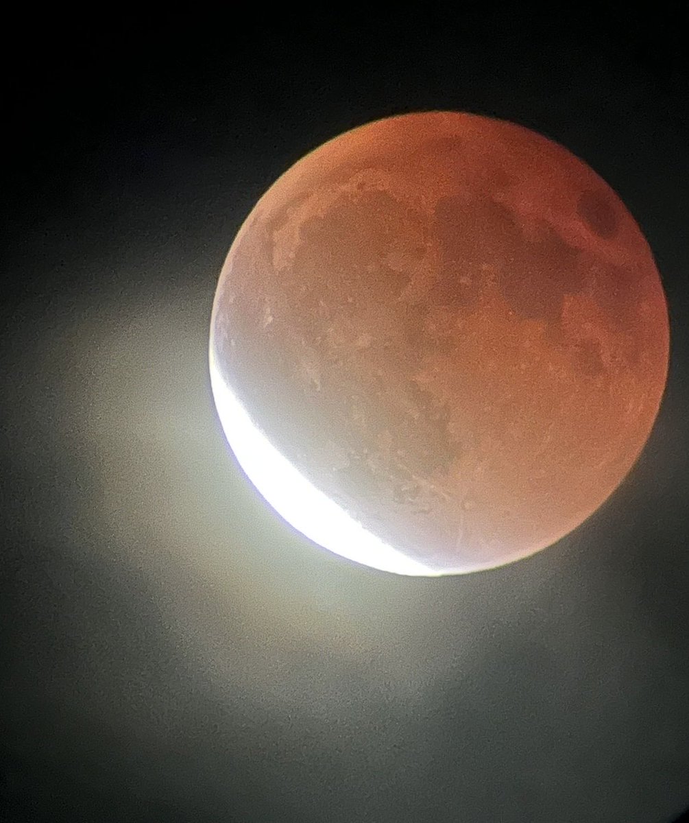 anyclen's tweet photo. Blood moon https://t.co/p9iwUBhQXr