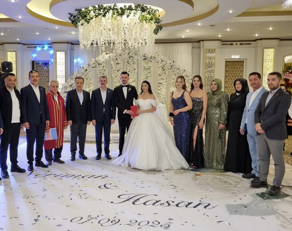 Hasan ve Neriman kardeşlerimin nikah akitlerine şahitlik ettik. Genç çiftlere rabbim iki cihan saadeti nasip etsin İnşallah.