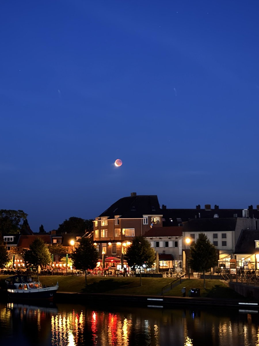 Met Harderwijk als decor

<a href="/harderwijk/">harderwijk</a> 
#bloedmaan
#maansverduistering
#LunarEclipse
