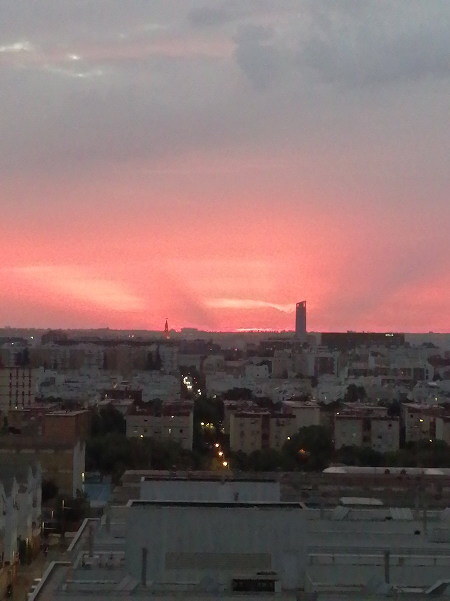 Anochece en <a href="/DtoCerroAmate/">Distrito Cerro-Amate (Sevilla)</a> el ocaso del verano #barriocontadores