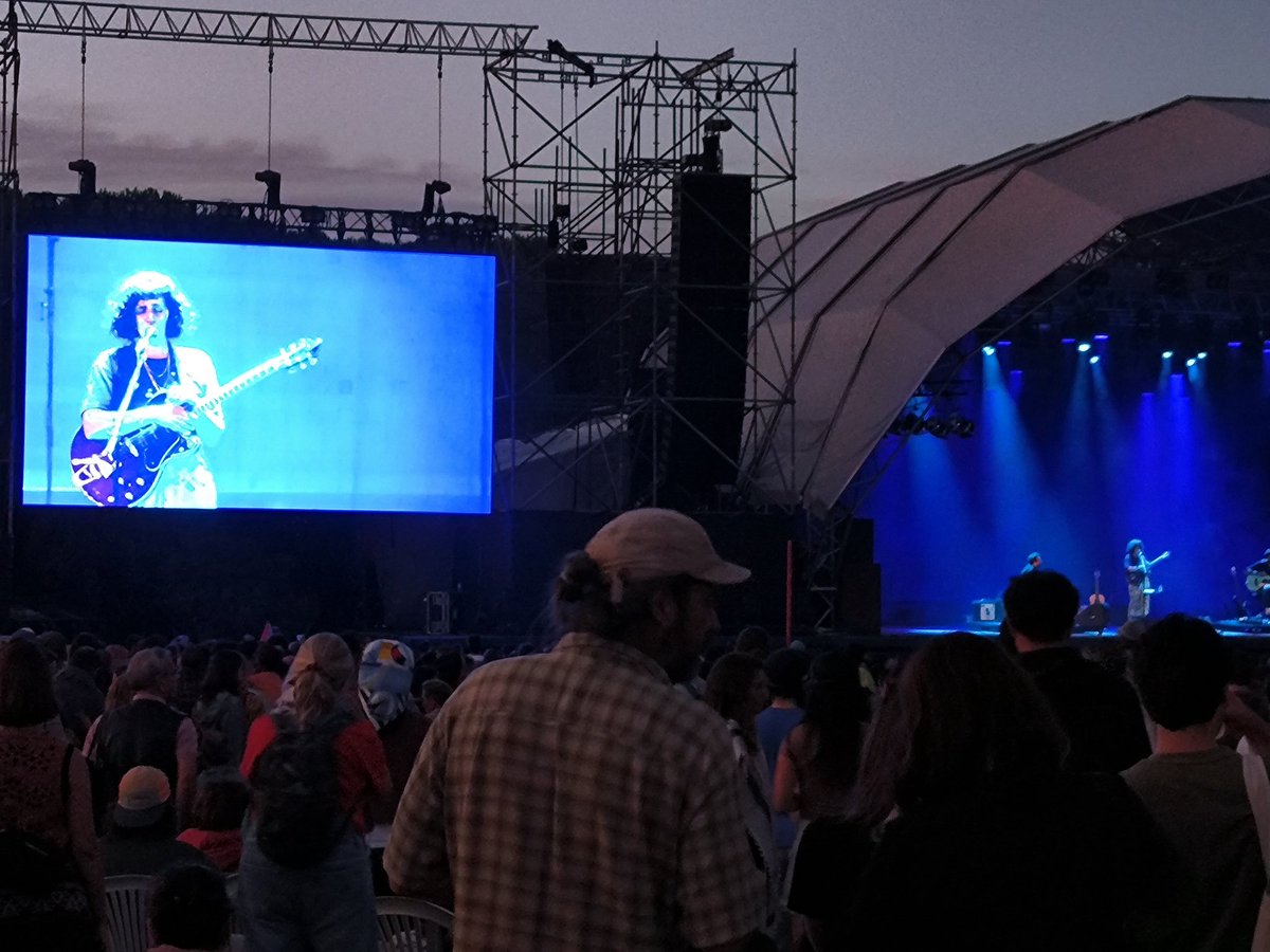 mito_lx's tweet image. A garota na festa