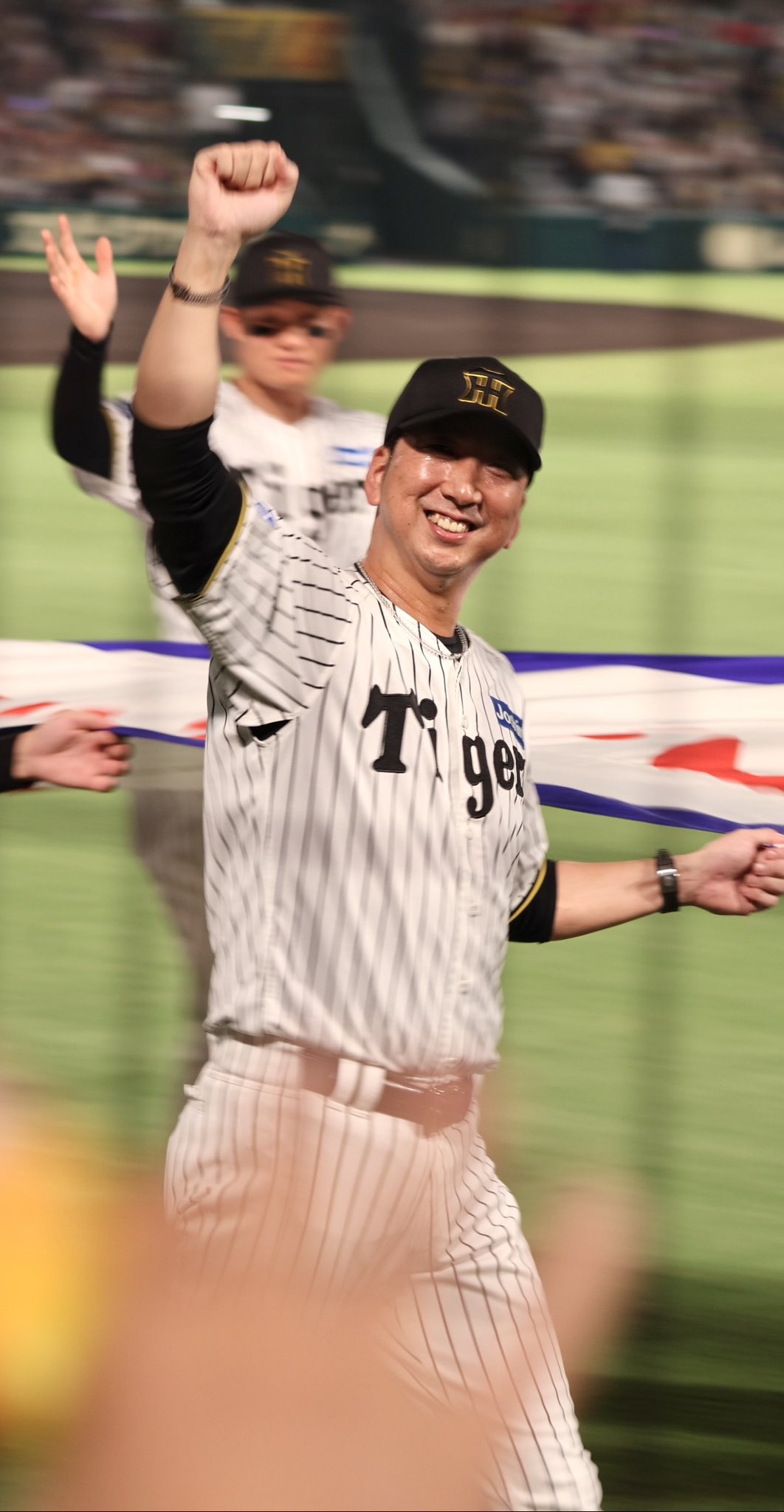 阪神タイガース 藤川球児監督　ブラックダイナマイトユニフォーム black L 阪神ブラックダイナマイトユニフォーム | TikTok