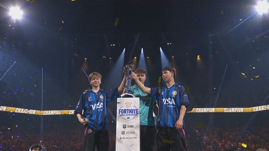Louxuus's tweet photo. #M8WIN  CHAMPIONNNNN https://t.co/AGVdInvHLY