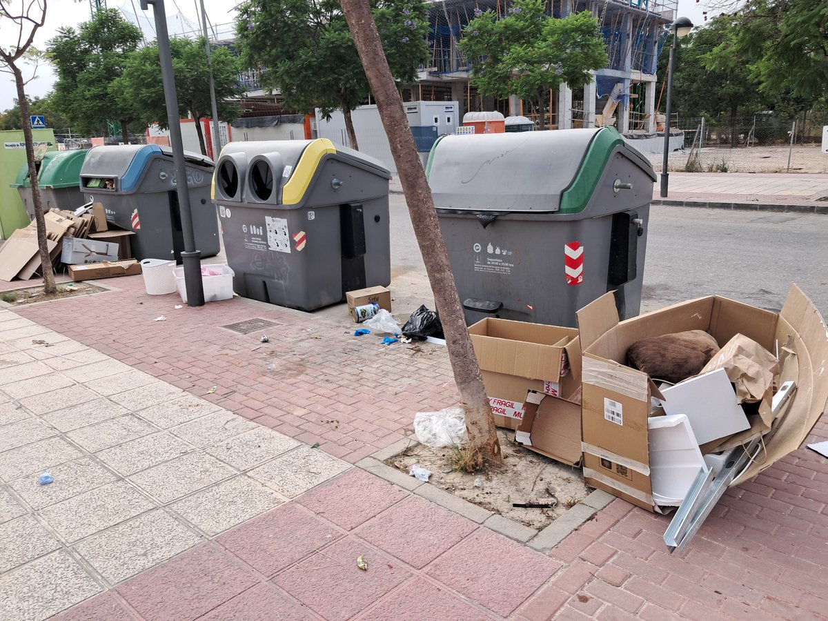 Hola <a href="/AytoMurcia/">Ayuntamiento de Murcia</a> , mirad cómo está JCI, zona de <a href="/YZaraiche/">Santiago y Zaraíche</a> 
Los de mi edificio, literalmente, rodeados de basura todo el finde.
<a href="/murcia_lab/">MurciaLAB</a>