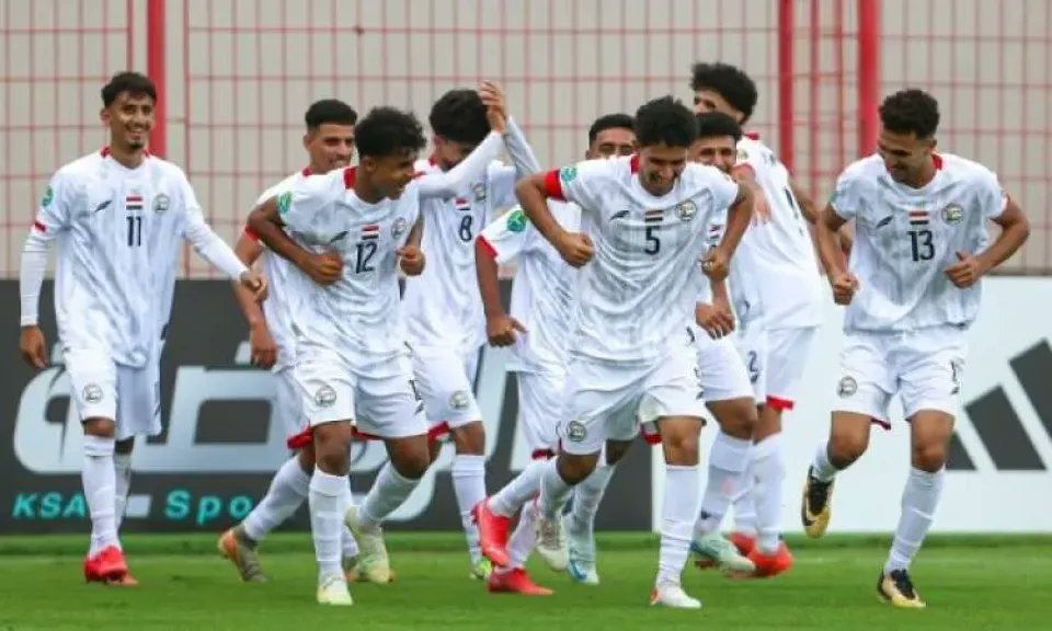 ياللاعـــــب الي ركــلته باروت 
لا شاتها صـــــاب العــدو ارباك 

سوق الكـرات الناريات وشوت
واقلـع بها الحارس مـع الشبّاك 

خل المعلق يشترغ بالصــــوت 
وهو يقـول يا ابن اليمن حياك 
✒️صقر نهم 
#خسوف_القمر #كأس_الخليج_U20
#المنتخب_اليمني #اليمن #كاس_الخليج