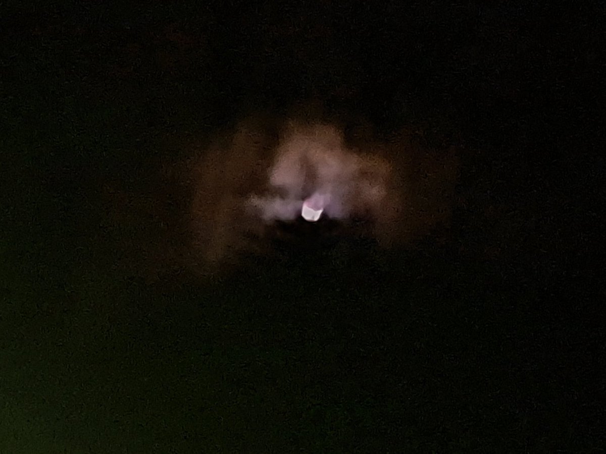 結局かけ始めたくらいからまた雲がかかり厚い雲に隠れてしまい見えなくなってしまいました😭
残念でしたー
東側は星が見えるところもありますが西側は曇り
もうどこに月がいるかさえ途中から解らなかった😢
ライブ配信で楽しみました😆