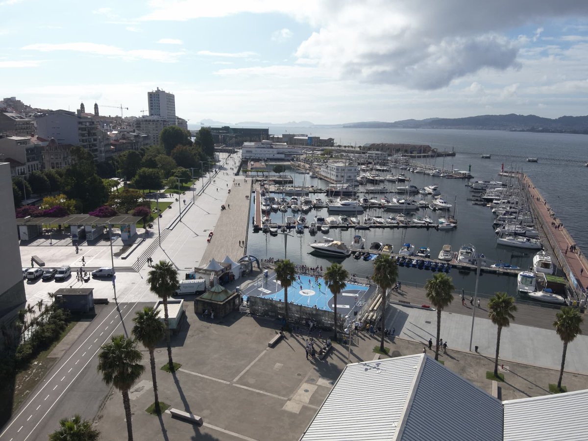 Cando dicimos que a 𝐂𝐨𝐩𝐚 𝟓𝐱𝟓 𝐝𝐞 𝐁𝐚𝐥𝐨𝐧𝐦𝐚́𝐧 𝐧𝐚 𝐑𝐮́𝐚 𝐝𝐚 𝐃𝐞𝐩𝐮𝐭𝐚𝐜𝐢𝐨́𝐧 𝐝𝐞 𝐏𝐨𝐧𝐭𝐞𝐯𝐞𝐝𝐫𝐚 está ubicada nuns paraxes espectaculares da xeografía galega, non mentimos! 

Mirade como se ve a pista dende as alturas 🤩

—️

Cuando decimos que la