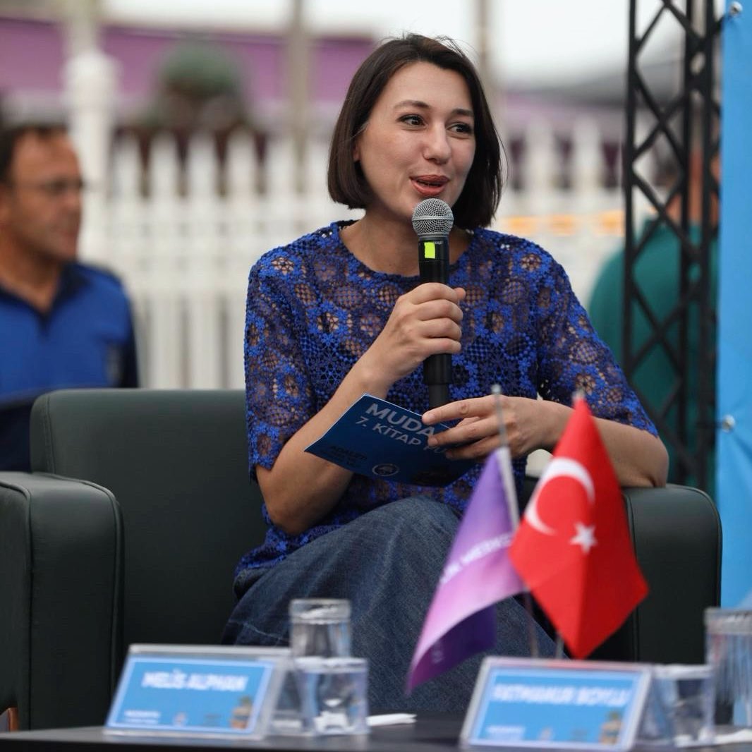 melisalphan's tweet photo. Türkiye’de menopozu ilk kez bir şehir meydanına taşıyan öncü kamu kurumu Mudanya Belediyesi oldu. Mudanya 7. Kitap Fuarı’nda, kalabalığın ortasında, yıllardır kapalı kapılar ardında fısıldanan menopozu yüksek sesle konuştuk. 
Görmezden gelmek yerine menopoza alan açtıkları için @MudanyaBel ve Belediye Başkanı Deniz Dalgıç’a içtenlikle teşekkür ederim. @MudanyaKitapF 
@FatmanurBOYLU