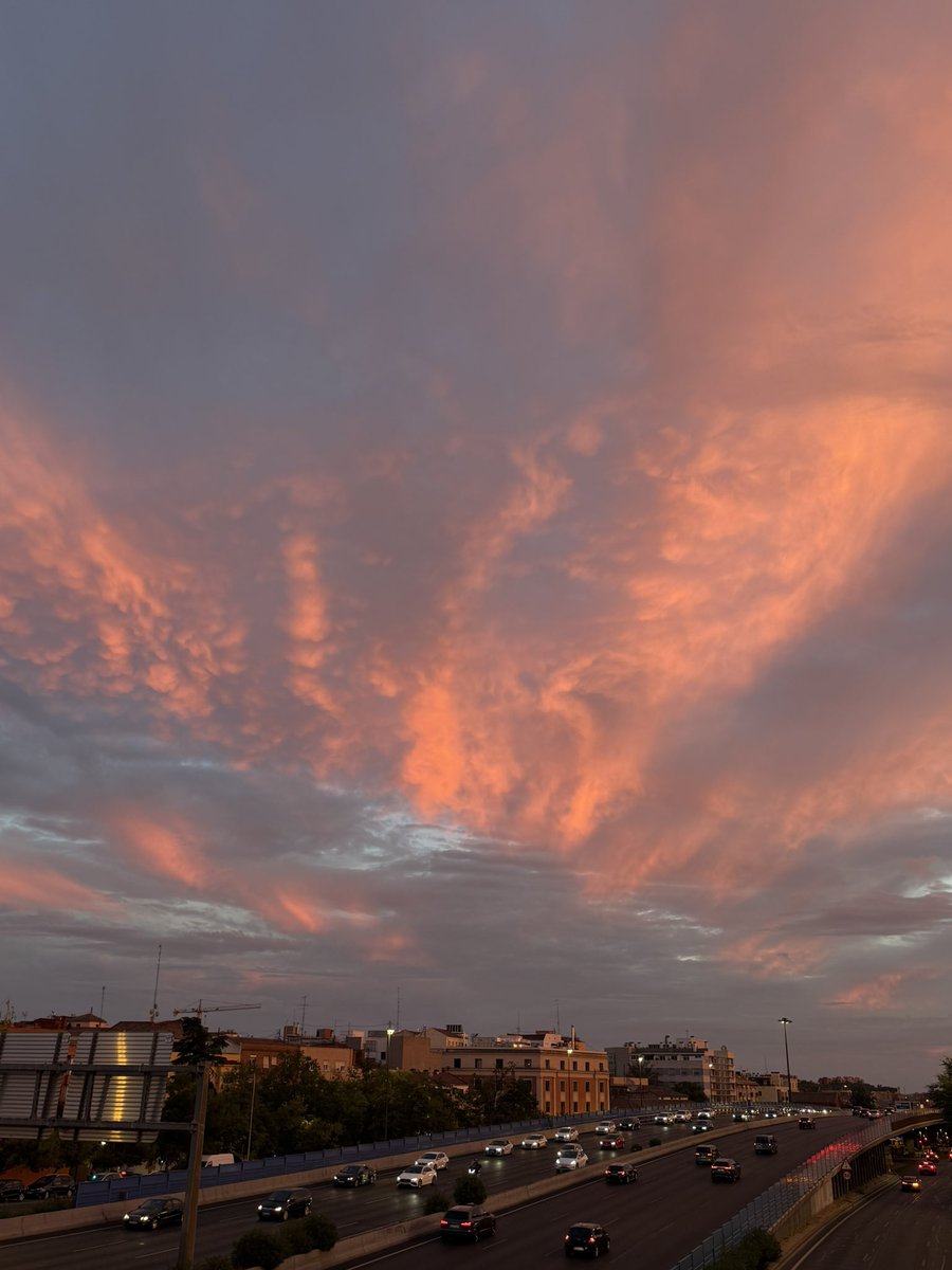 No hemos visto el eclipse, pero sí este pedazo de atardecer.