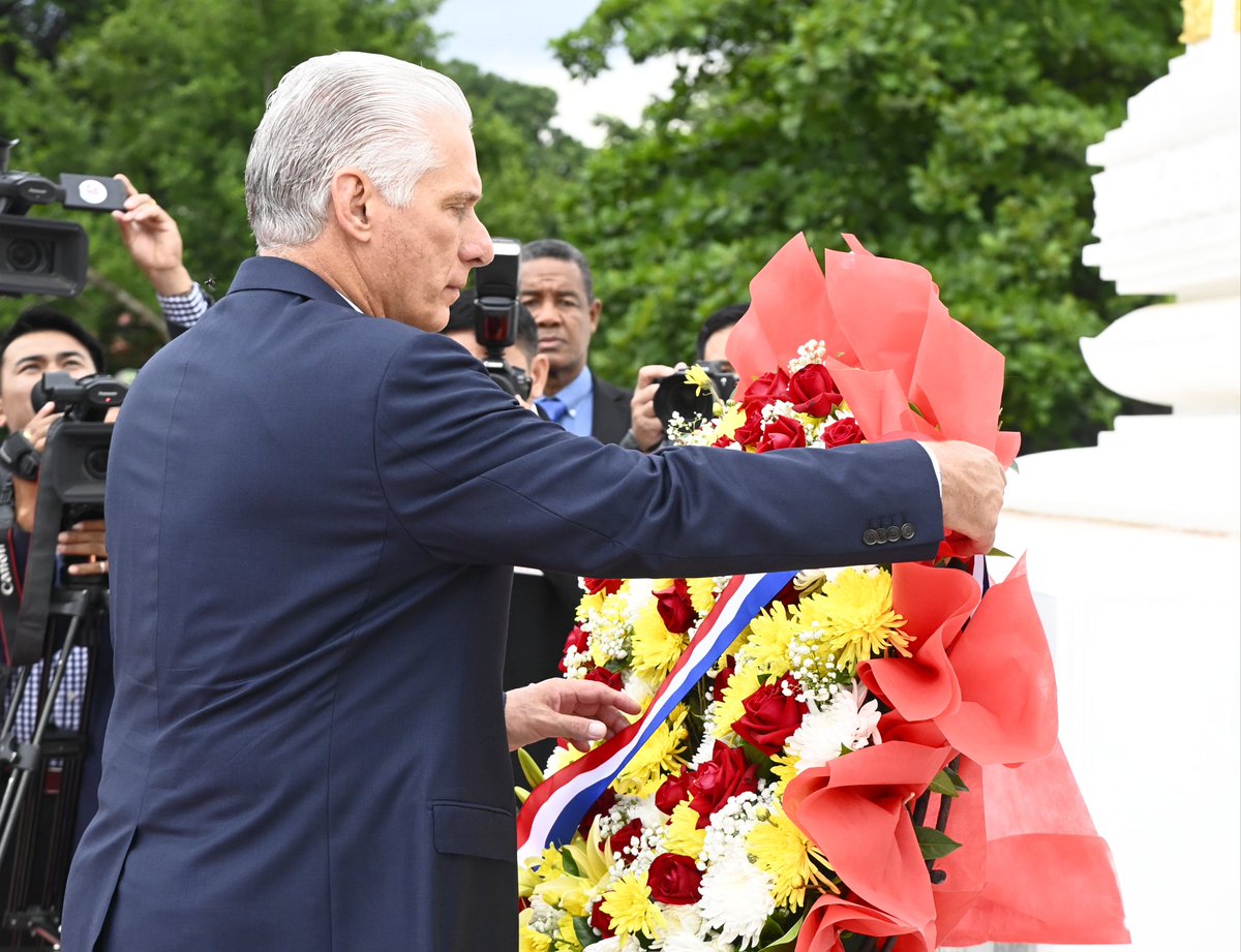 JHGcasanova's tweet photo. Con una ofrenda floral en el Monumento al Soldado Desconocido,inició su agenda de trabajo en Laos El presidente @DiazCanelB , junto a la delegación que le acompaña en su visita oficial a esta hermana nación. #LatirAvileño @DrRobertoMOjeda
@AlfreMene37409
@PartidoPCC https://t.co/mtKpAtPlyE