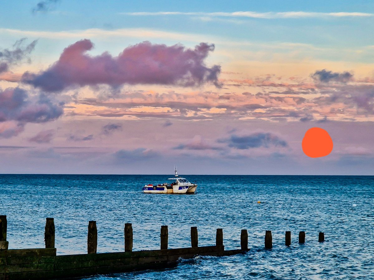 The lunar eclipse from Selsey this evening! 
Ok, so I had to improvise! 🤣🤣🤣
That cloud was just too thick! 
<a href="/BBCSouthWeather/">BBCSouthWeather</a> <a href="/itvmeridian/">ITV News Meridian</a> <a href="/HollyJGreen/">Holly Green - Weather Presenter</a> <a href="/PhilippaDrewITV/">Philippa Drew</a> <a href="/AlexisGreenTV/">Alexis Green</a> <a href="/carolkirkwood/">Carol Kirkwood</a> <a href="/BBCBreakfast/">BBC Breakfast</a> <a href="/Schafernaker/">Tomasz Schafernaker</a> <a href="/MetMattTaylor/">Matt Taylor</a> <a href="/metoffice/">Met Office</a>