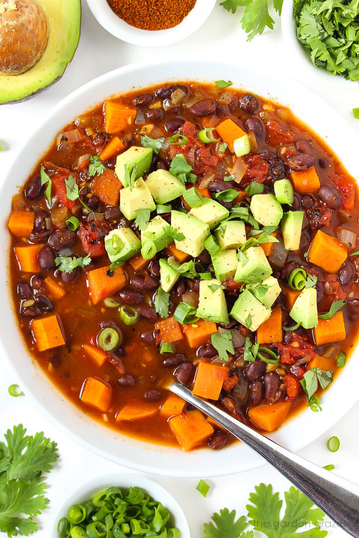 Sweet Potato Black Bean Chili is a family favorite! 🍠🫘🌶️🧅 It’s a FEEL-GOOD meal full of rich, warm flavors. Plus everyone can garnish their bowl with their own favorite toppings. I highly recommend avocado!  🥑 (#Vegan, GF, oil-free.)
thegardengrazer.com/sweet-potato-b…