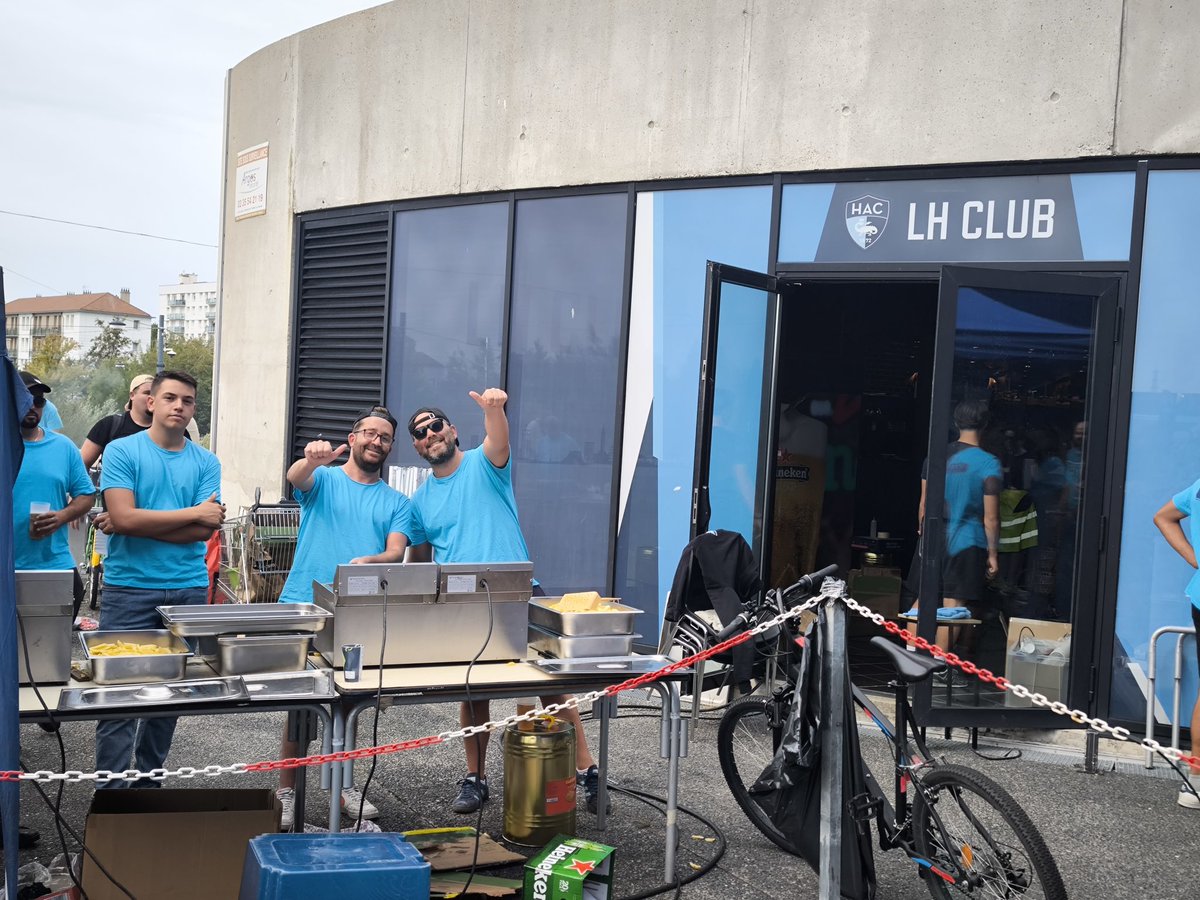 SeydouTraoreLH's tweet photo. ✅ Beaucoup de monde au grand vide-greniers de l'année @LH_LeHavre , ce dimanche 7 septembre 2025 au @StadeOceane , organisé par les #Babarians , le club de supporters du @HAC_Foot . @hacfem @BARBARIANS93 @romain_1872 @Koceane16 @LeHavreMetro @LeHavre_N @France_urbaine https://t.co/FPlUMMQgpi