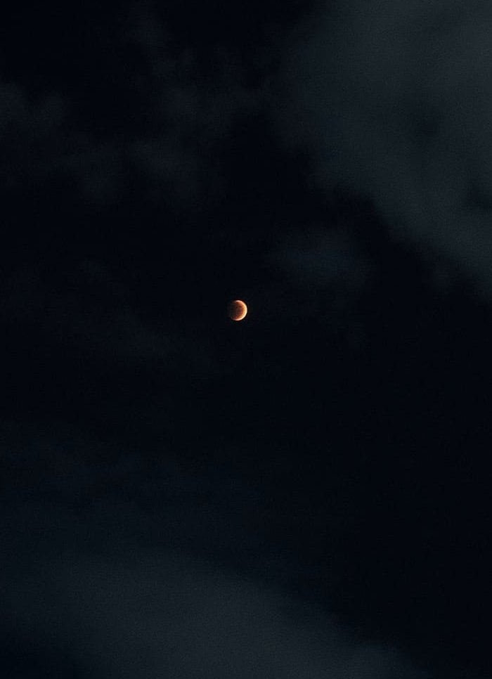 Kanushree's tweet photo. Perhaps that's why they say, love you to the moon &amp; back. 
#LunarEclipse2025 #LunarEclipse #BloodMoon https://t.co/bPK5aT7pq5