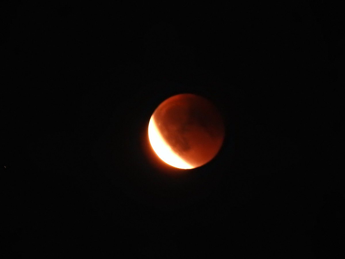 AshS_171's tweet photo. Toch nog een keertje extra naar buiten gelopen voor de #maansverduistering te zien…en wat ben ik blij dat ik het toch nog gedaan heb. https://t.co/0VqUEklyqc