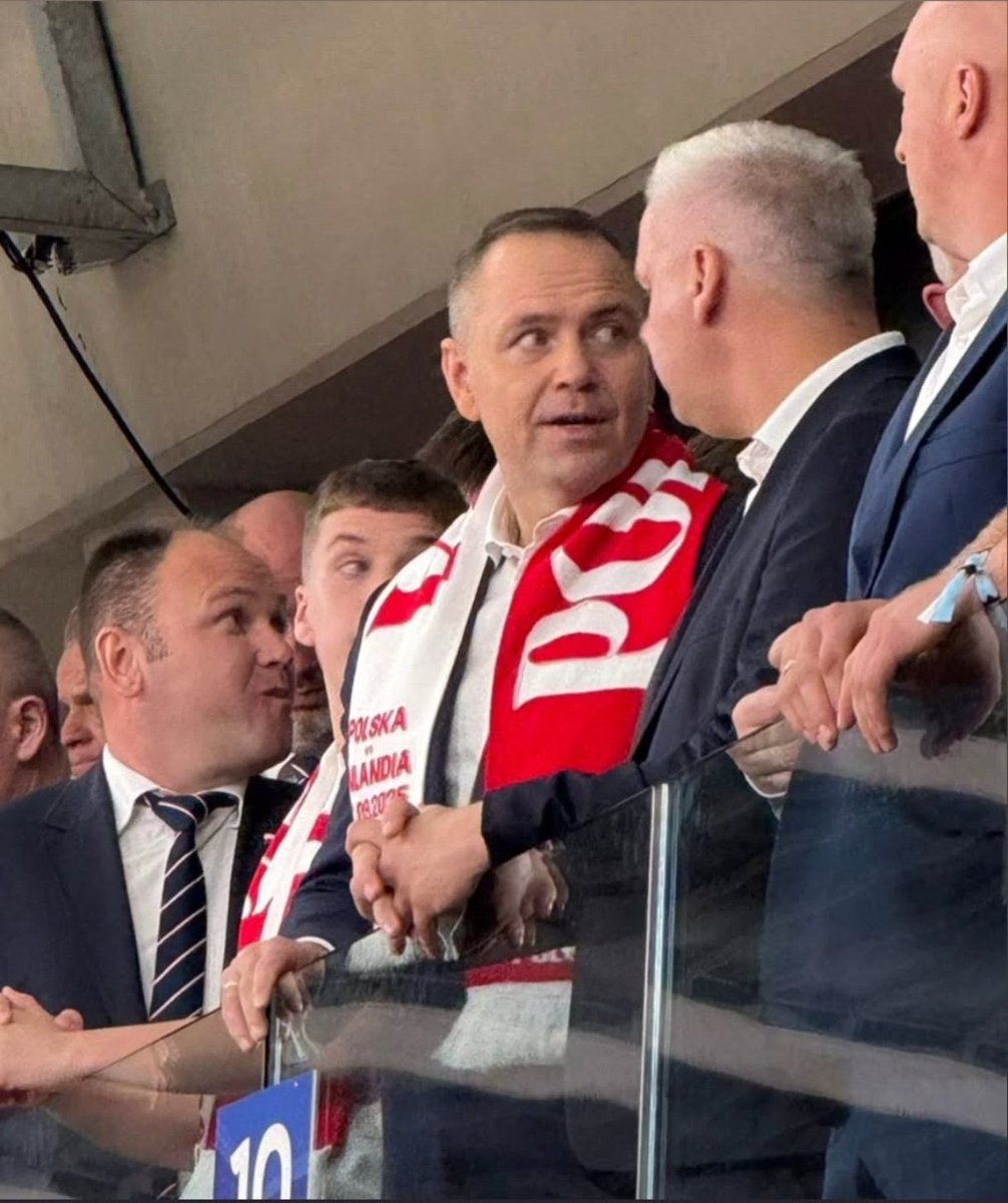 JanMolskiIII's tweet photo. Prezydent Nawrocki jest na meczu, to od razu prowadzą xD
#POLFIN #FINPOL https://t.co/aZC5i01VEh
