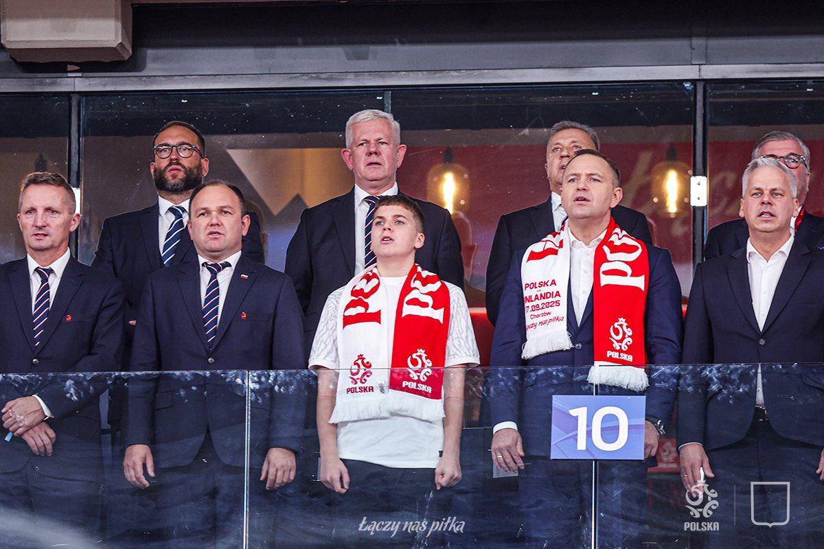 JanMolskiIII's tweet photo. Prezydent Nawrocki jest na meczu, to od razu prowadzą xD
#POLFIN #FINPOL https://t.co/aZC5i01VEh