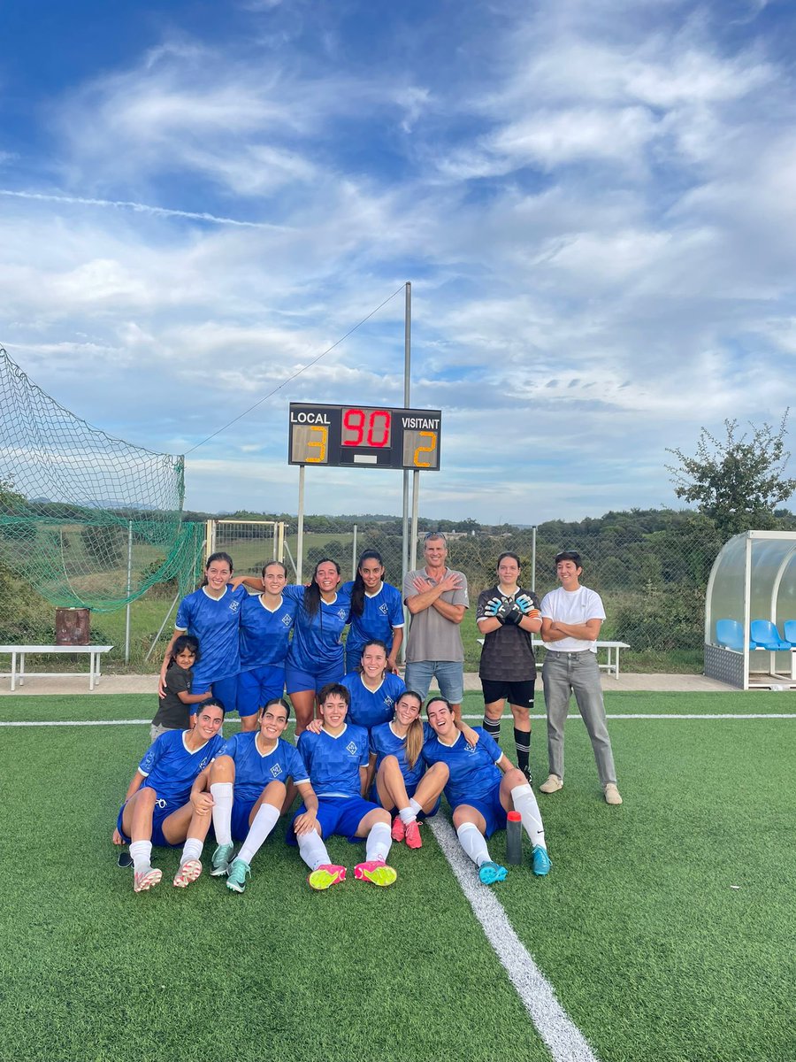CFCastelltersol's tweet photo. 🔵Victòria del #PrimerEquipFemení al partit de pretemporada jugat a #CollDeMosca
⚽️CFCastellterçol 3-2 FUE Vic
⚽️⚽️⚽️Clara Alonso
🦉💙Seguim sumant minuts Castell!
#100preBlaus #futfen #futbolcat https://t.co/h0h08sVsXH