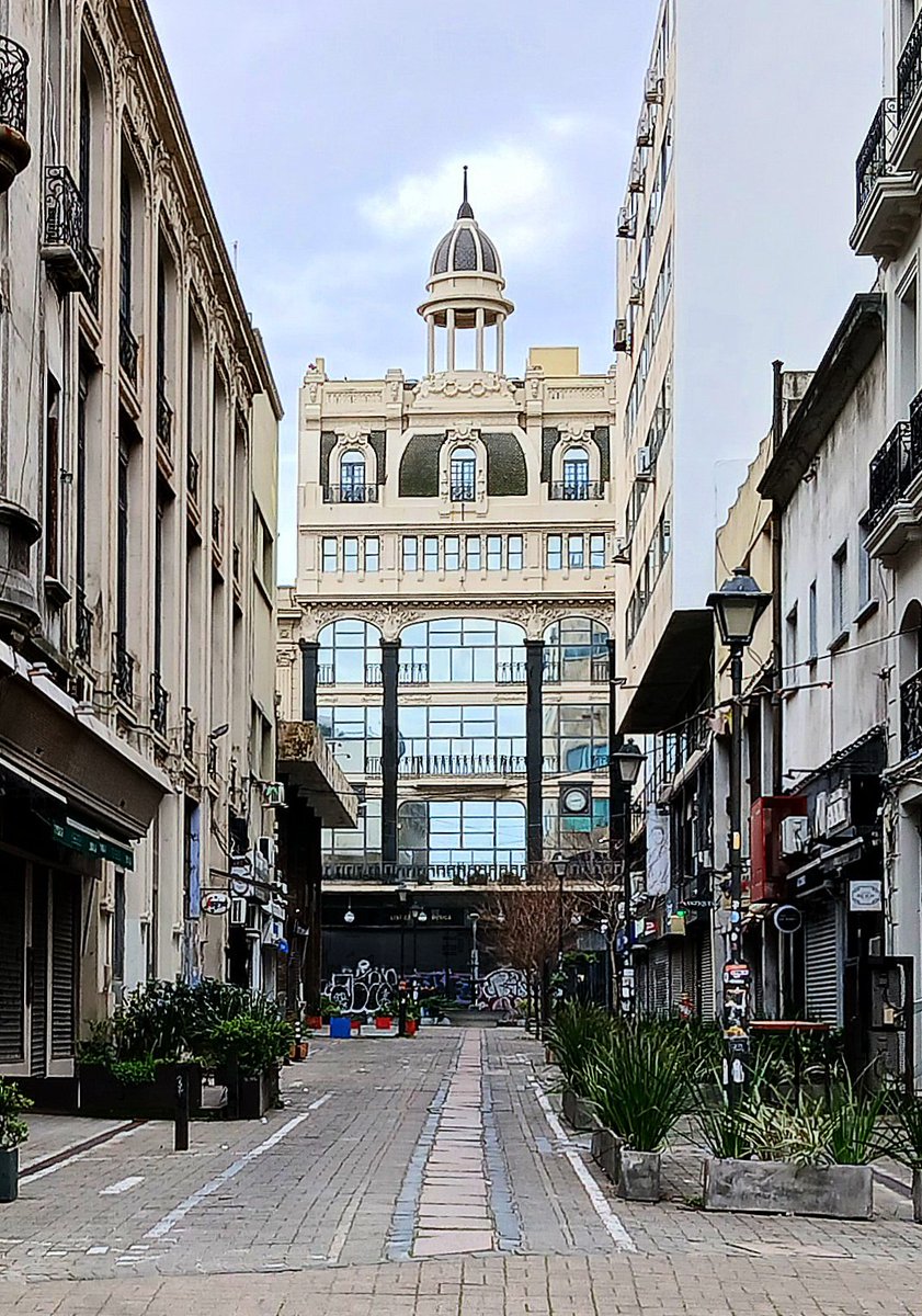 RPerengano's tweet image. Un siglo atrás Montevideo vivía un auge de arquitectura de vanguardia.
Hoy pulula la especulación inmobiliaria sin estilo alguno. 
El maravilloso Edificio Pablo Ferrando.