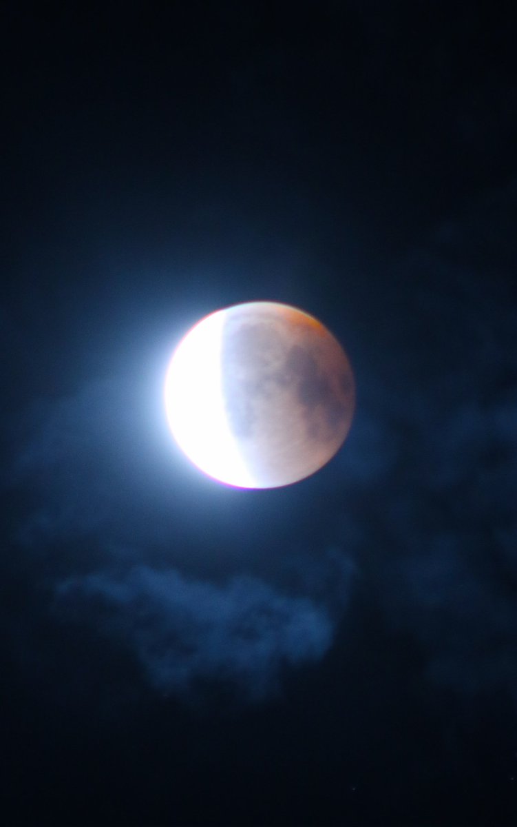 theysayark's tweet photo. The poetry of sky
#LunarEclipse2025 https://t.co/DhhxIGzZ5F