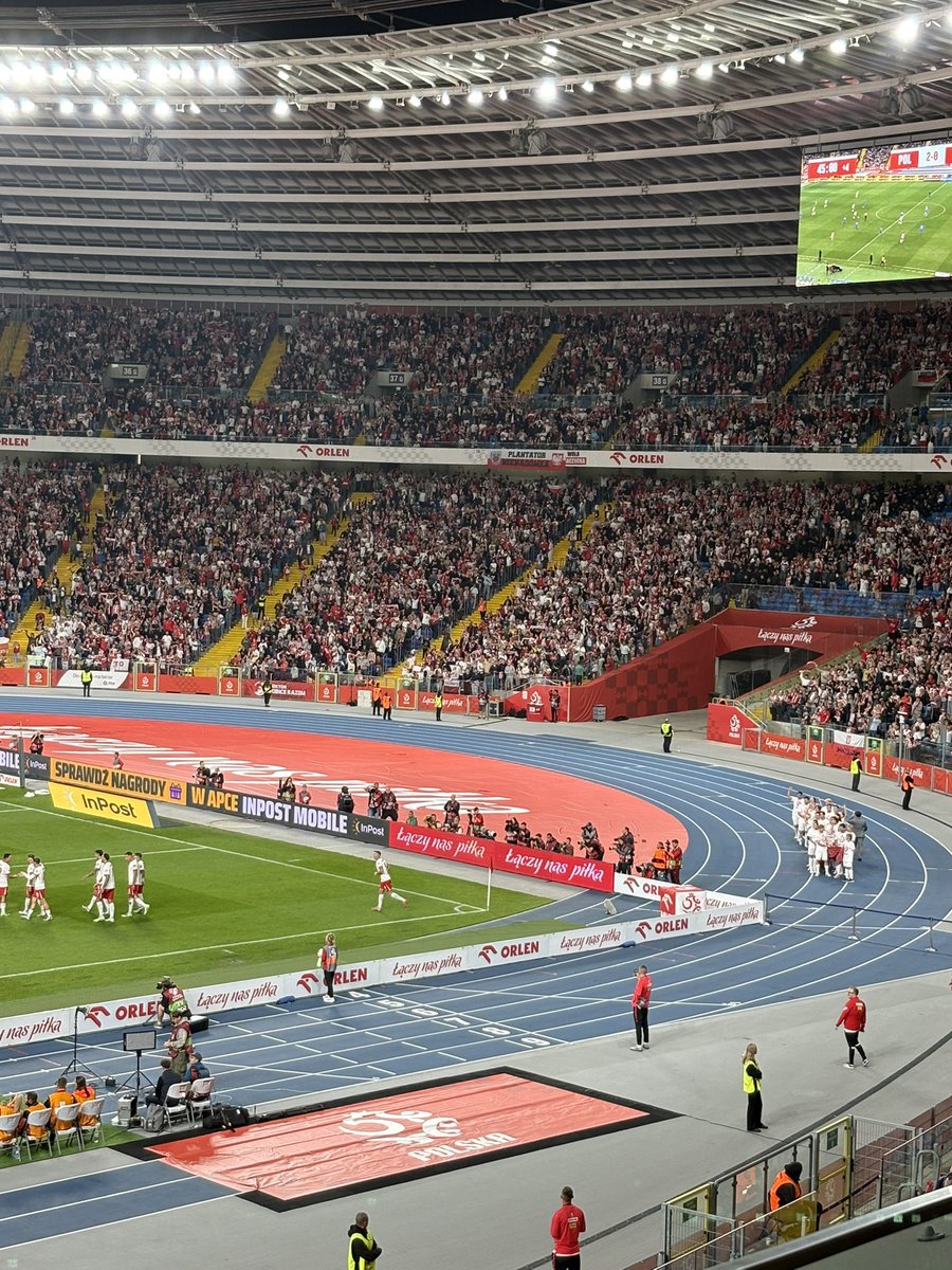 LigezaMateusz's tweet image. TAKIEGO ROBERTA CHCEMY W REPREZENTACJI!
Gol, spokój, prezent urodzinowy dla żony Ani (dziś skończyła 37 lat). I ta zaduma, gdy oparł się o chorągiewkę i długo patrzył w trybuny. LEWANDOWSKI 😍 #POLFIN @RadioZET_NEWS