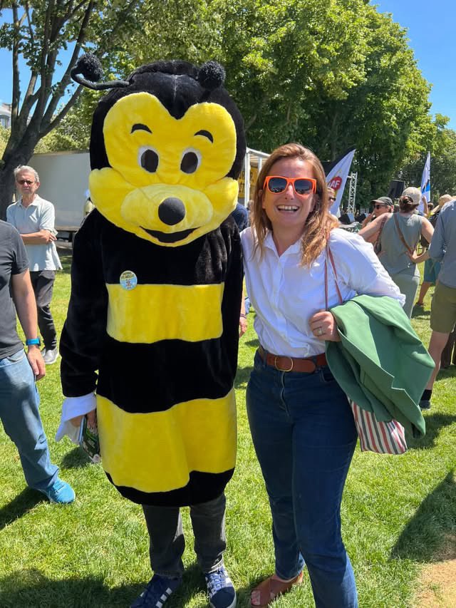 Quand j’apprends que le #ZEVENT2025 a battu son record de dons (je sais pas si c'est Antoine Daniel dans ce costume mais dans le doute j'ai fait un don sur sa cagnotte 🐝)

Vous avez jusqu'à minuit pour donner au profit des 8 associations qui œuvrent pour la santé 💚