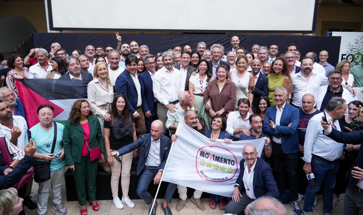 La calorosa accoglienza del cuore popolare di Napoli, i Quartieri Spagnoli. L’entusiasmo della comunità 5 Stelle e dell’onda civica che sta spingendo una nuova stagione di partecipazione e rinnovamento. Una folla straripante, piena di gioia, nel cortile di uno spazio nato da un